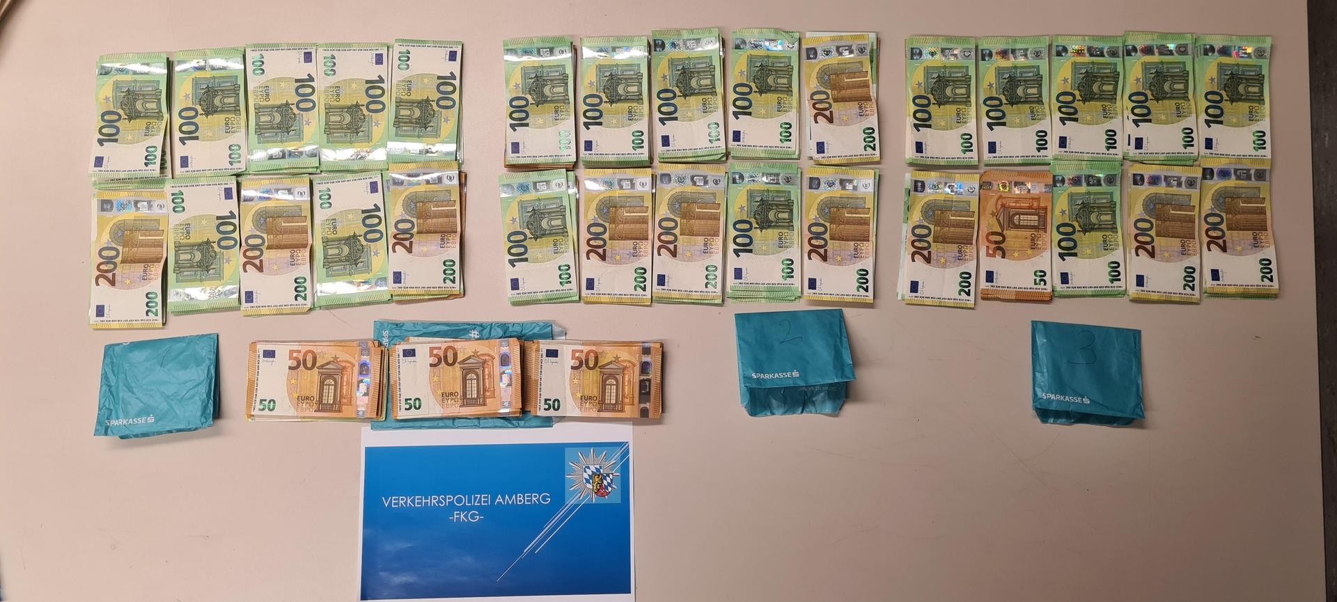Nach diesem Fund bei Wernberg-Köblitz ermittelt die Polizei wegen Geldwäsche.  (Bild: Verkehrspolizei Amberg/exb)