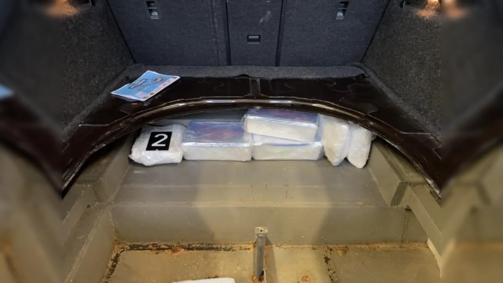 Ein Vater und sein Sohn transportierten 25 Kilogramm Methamphetamin im Auto, ehe sie von der Polizei kontrolliert wurden.  (Bild: PP Oberpfalz/Spitzer)