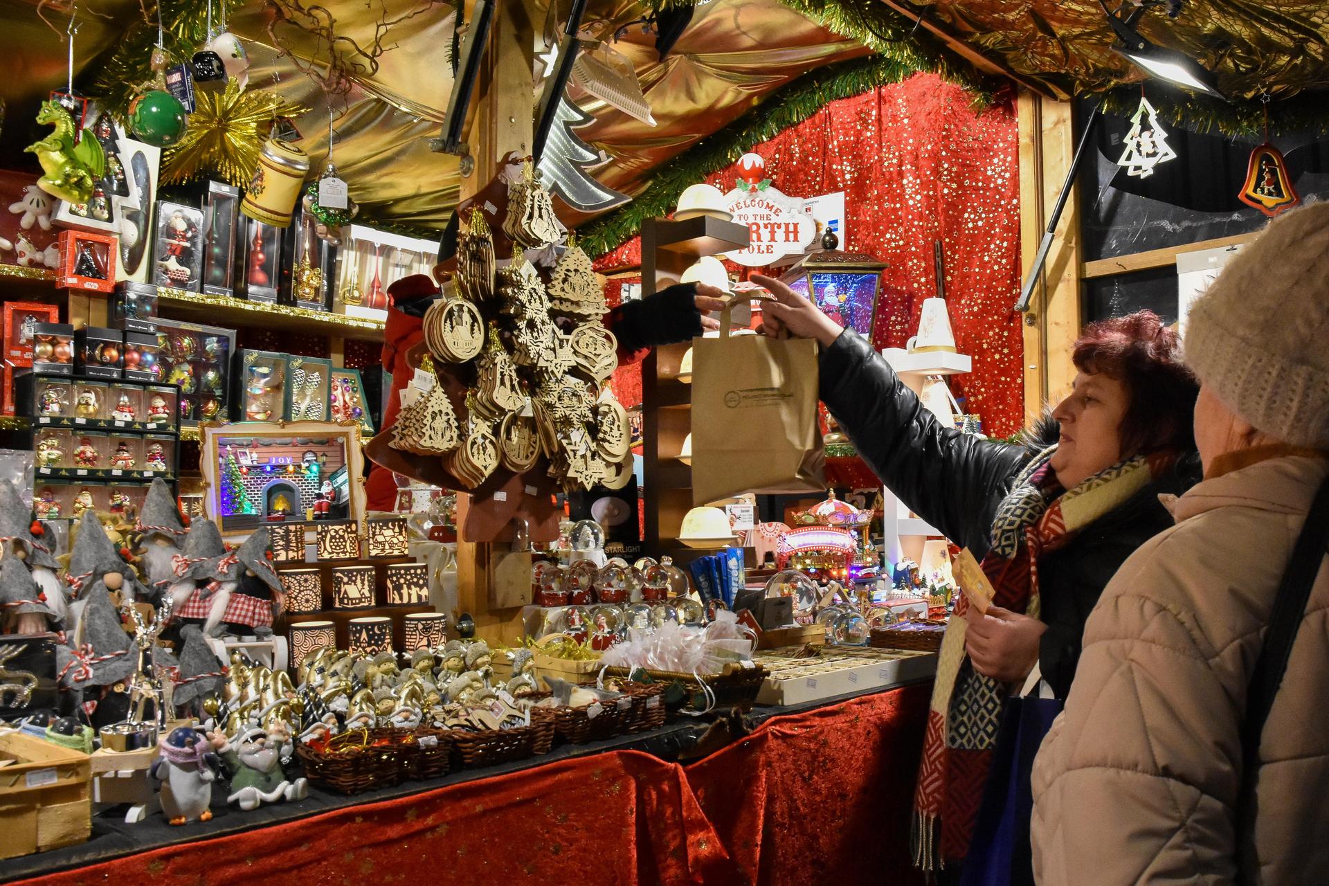 Wer noch nicht genügend Weihnachtsdeko hat, könnte derzeit am Amberger Marktplatz fündig werden. (Bild: Stephan Huber)