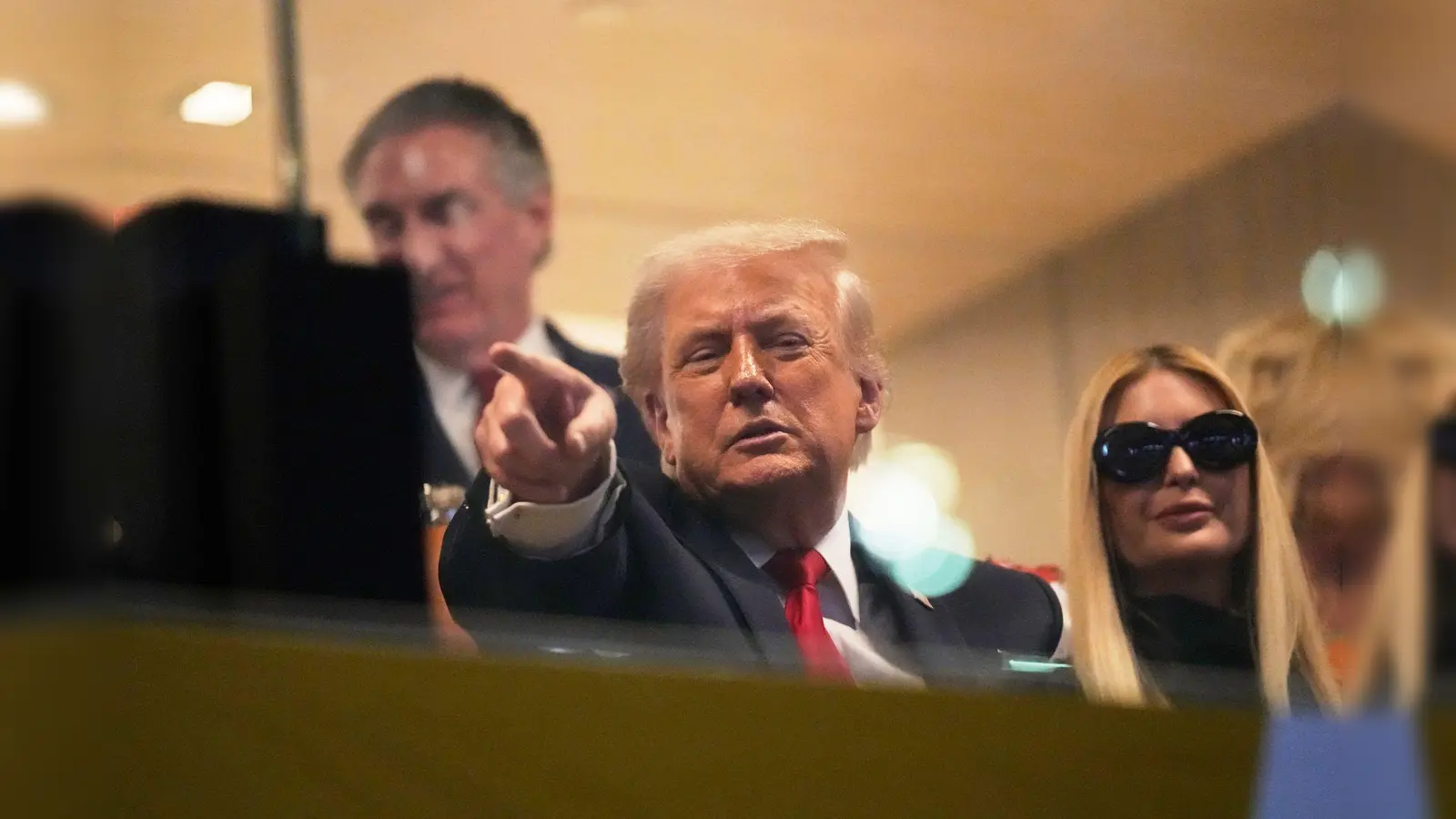 US-Präsident Donald Trump, hier beim Besuch eines College-Footballspiels, äußert sich gerne zur NFL.  (Archivbild: Julia Demaree Nikhinson/AP/dpa)