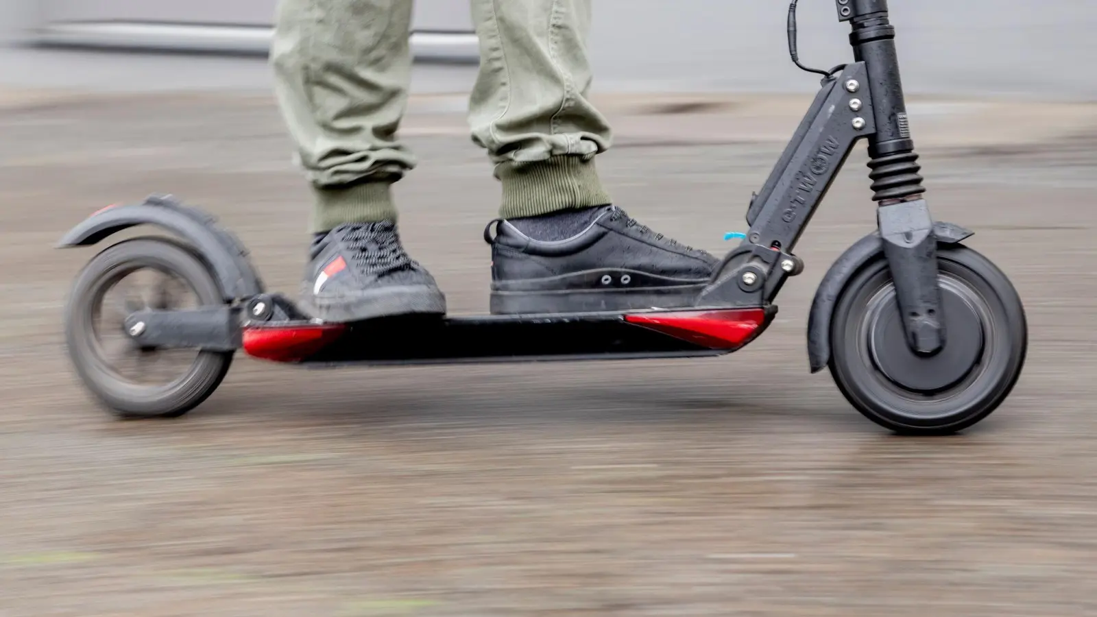 In Amberg hat die Polizei einen betrunkenen E-Scooter-Fahrer gestoppt. (Symbolbild: Christoph Soeder/dpa)