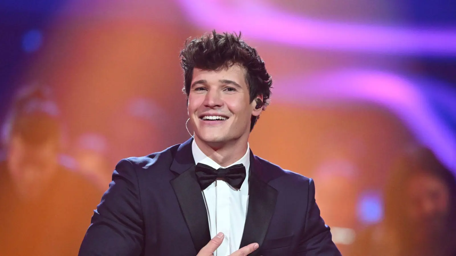 Der deutsche Pop-Sänger Wincent Weiss tritt in der Show „Your Songs“ auf. (Bild: Hendrik Schmidt/dpa)
