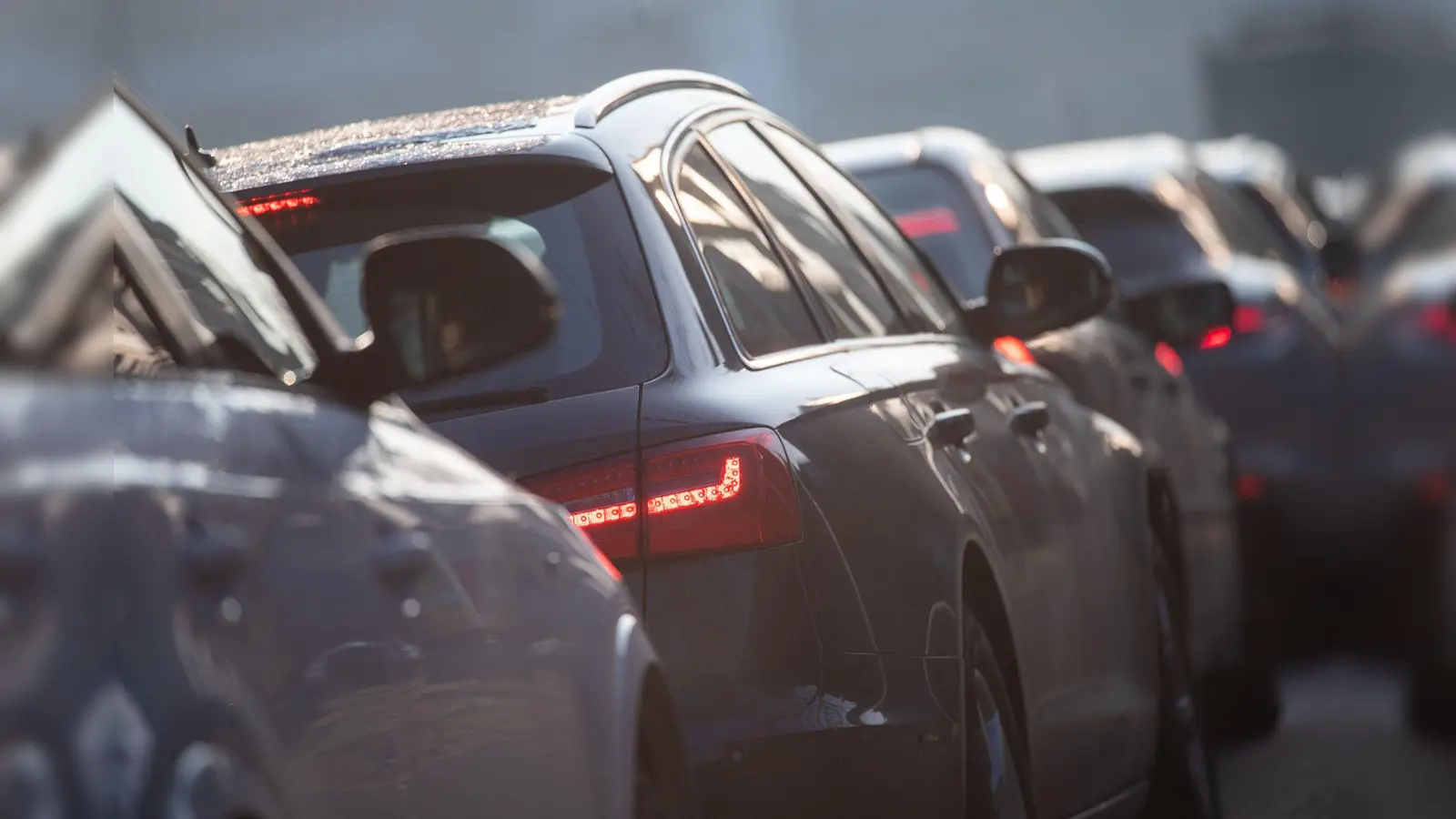 Vor dem Dreieck Saalhaupt ist wegen Fahrbahneinschränkungen mit erheblichem Rückstau zu rechnen. (Symbolbild: Sebastian Gollnow/dpa)