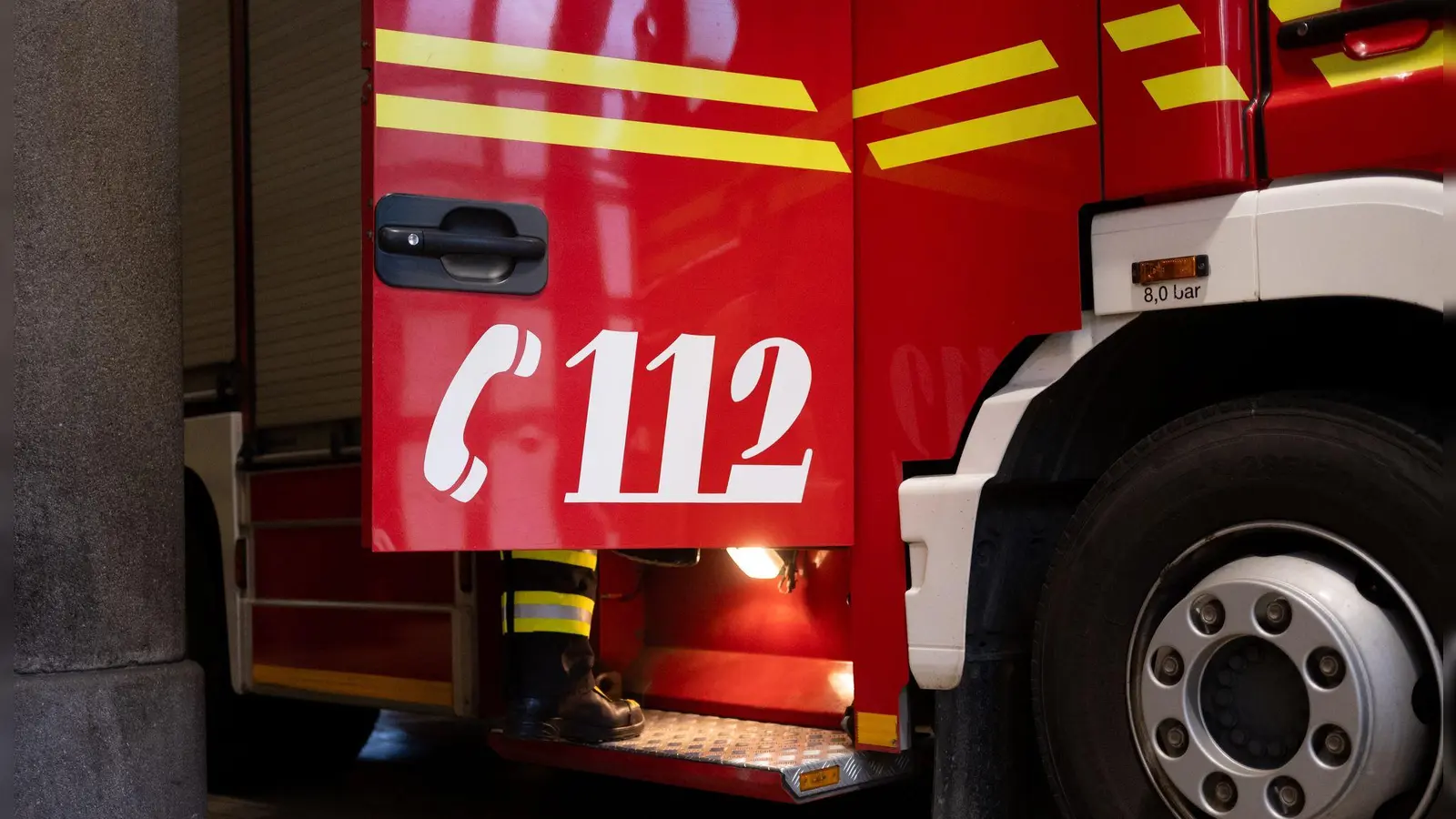 Die Feuerwehr löscht eine brennende Lagerhalle in Regensburg. (Symbolbild: Niklas Treppner/dpa)