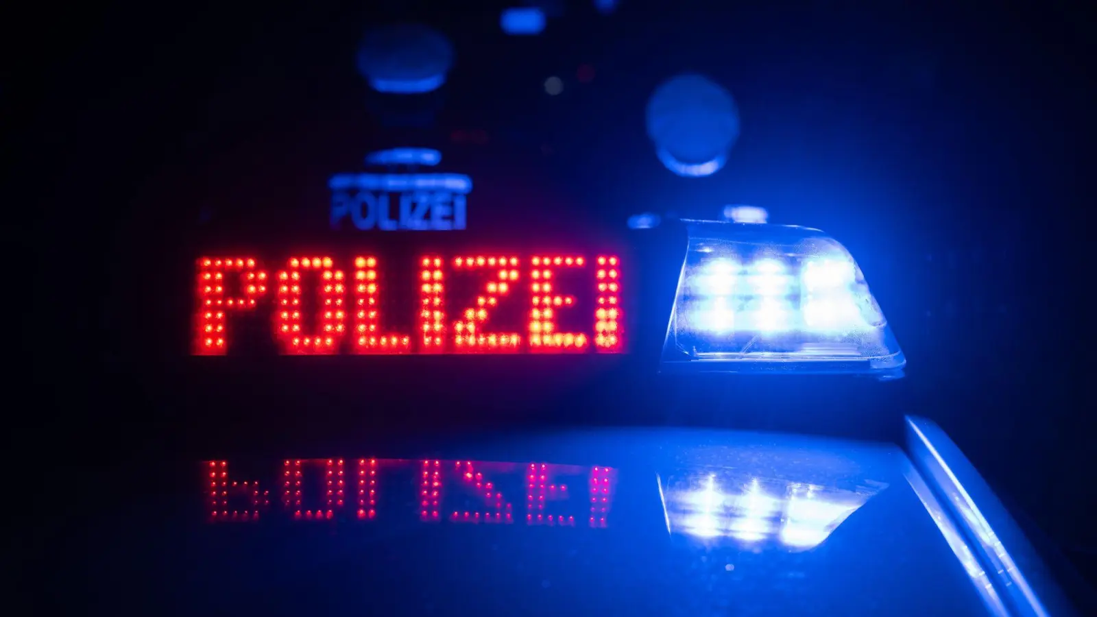 Am Freitagabend hat es auf der Bundesstraße 85 bei Pittersberg gekracht - die dort vierspurige Strecke war komplett gesperrt. (Symbolbild: Marijan Murat/dpa)
