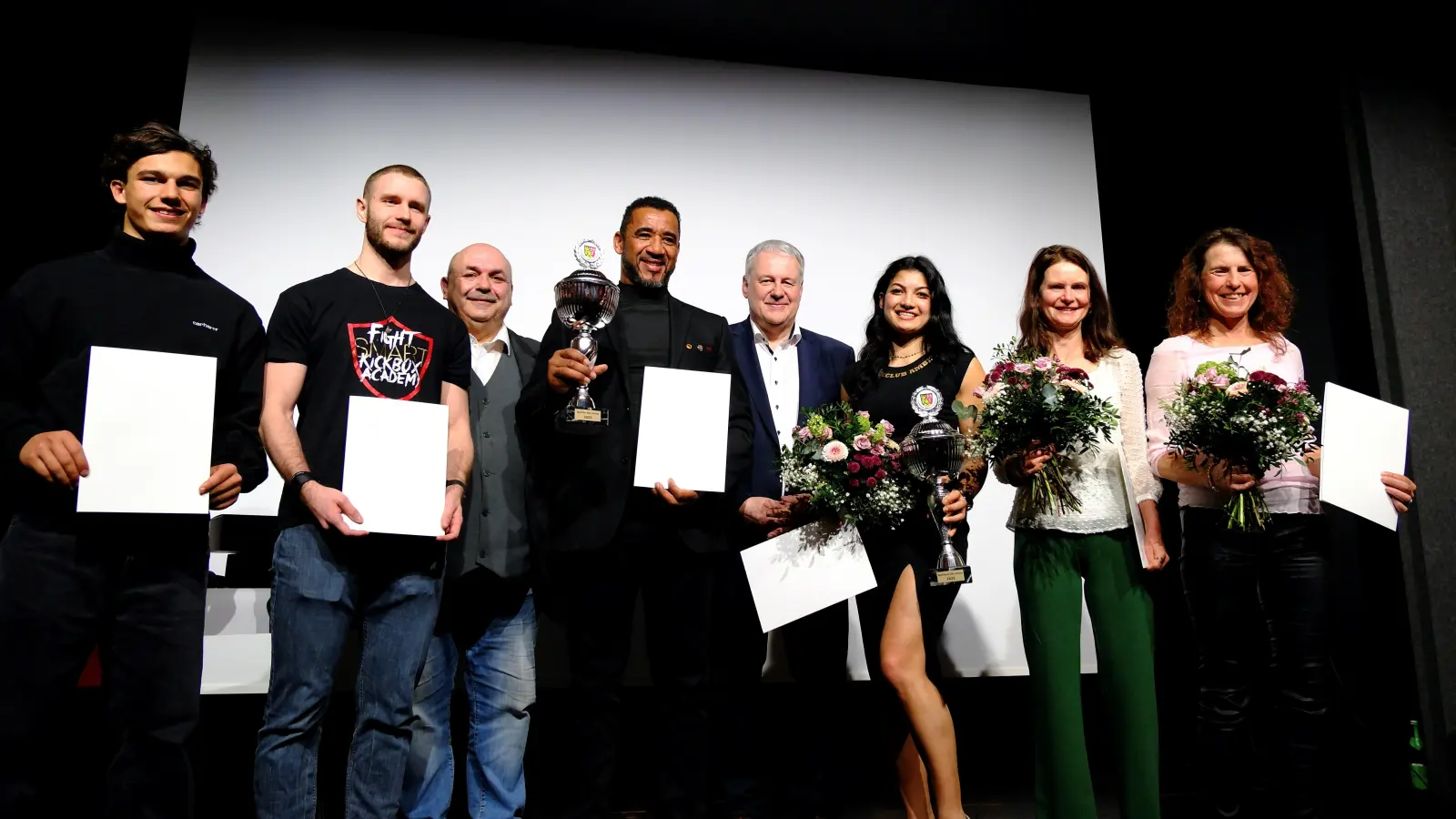 Die Sportler des Jahres im Landkreis Amberg-Sulzbach ehren BLSV-Kreisvorsitzender Thomas Gebele (Dritter von links) und Landrat Richard Reisinger (Vierter von rechts). Ausgezeichnet werden (von links): Tim Wild (3. Platz), Nick Kellermann (2. Platz), Toby Mihalik (1. Platz), Jenny Wurster (1. Platz), Silke Fersch (2. Platz) und Gabi Keck (3. Platz). (Bild: gsp)