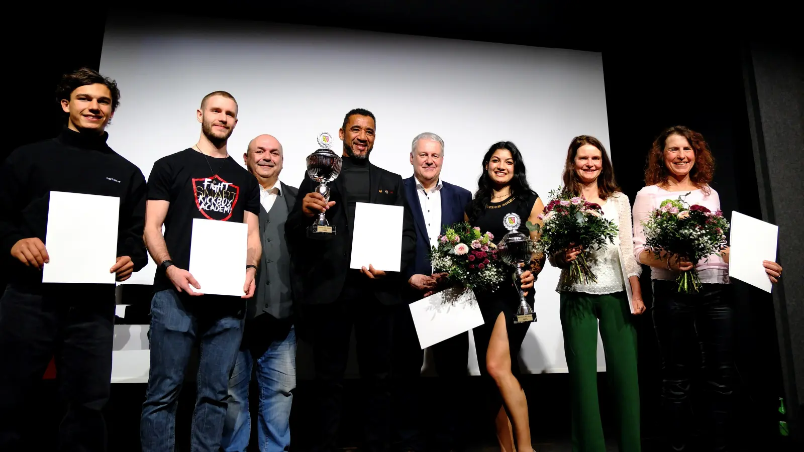Die Sportler des Jahres im Landkreis Amberg-Sulzbach ehren BLSV-Kreisvorsitzender Thomas Gebele (Dritter von links) und Landrat Richard Reisinger (Vierter von rechts). Ausgezeichnet werden (von links): Tim Wild (3. Platz), Nick Kellermann (2. Platz), Toby Mihalik (1. Platz), Jenny Wurster (1. Platz), Silke Fersch (2. Platz) und Gabi Keck (3. Platz). (Bild: gsp)
