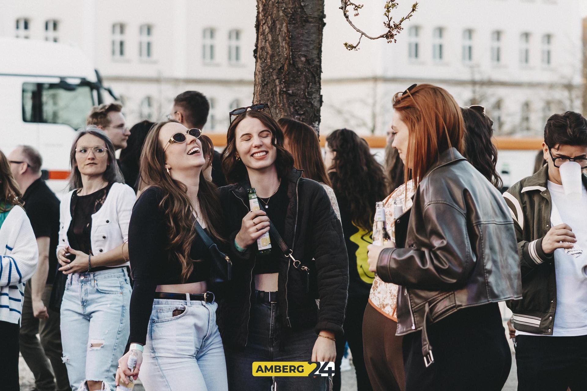 Das erste Mal fand in Amberg das Kirschblütenfestival statt. Der Campus der Amberger OTH verwandelte sich in ein pinkes Paradies. Lolo war für euch vor Ort.  (Bild: Lolografie)