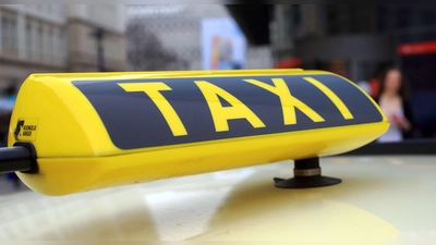 Ein 41-Jähriger hat in Regensburg einen Taxifahrer bedroht. Gegen ihn wird nun wegen versuchten Raubes ermittelt. (Symbolbild: dpa)