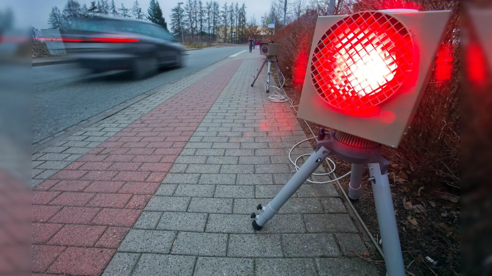 Die Polizei hat bei Illschwang die Geschwindigkeit der Verkehrsteilnehmer kontrolliert.  (Symbolbild: Jens Büttner)