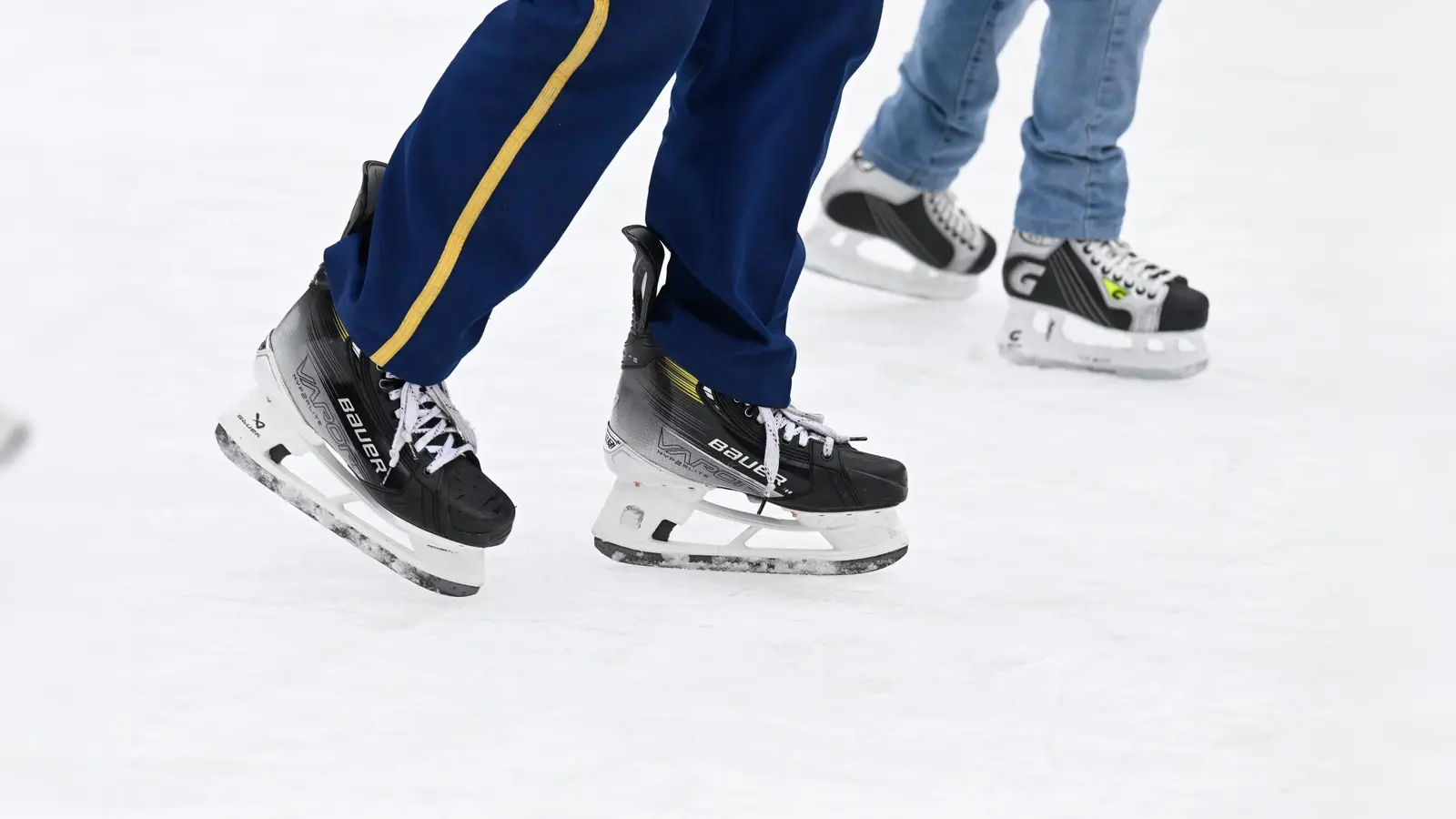 Am Wochenende 15./16. März gibt es die letzten öffentlichen Eislaufzeiten in der Amberger Eishalle in dieser Saison. (Symbolbild: Roberto Pfeil/dpa)