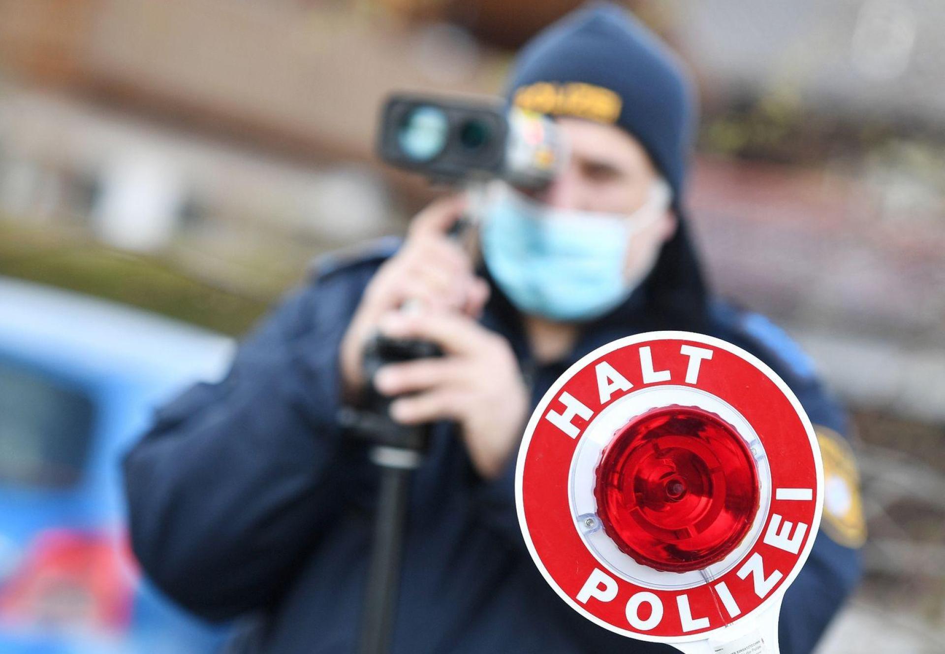 Bei einer Geschwindigkeitskontrolle in Schmidmühlen erwischt die Polizei drei Raser. (Symbolbild: Angelika Warmuth/dpa)