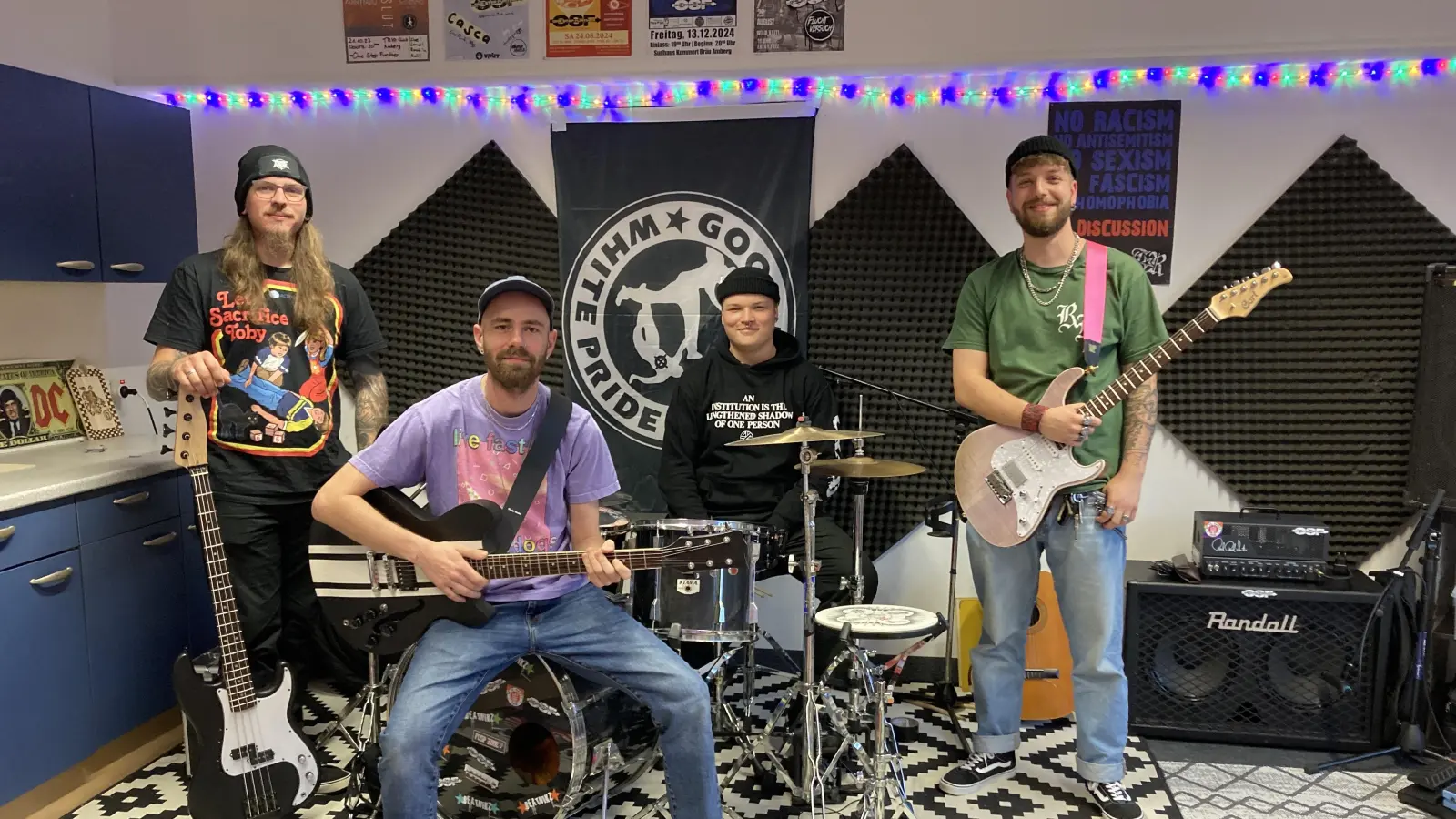 Alfi, Tobi, Leo, Yannis – das ist die alternative Punk-Band „One Step Further” aus Amberg.  (Bild: Stefanie Swann)