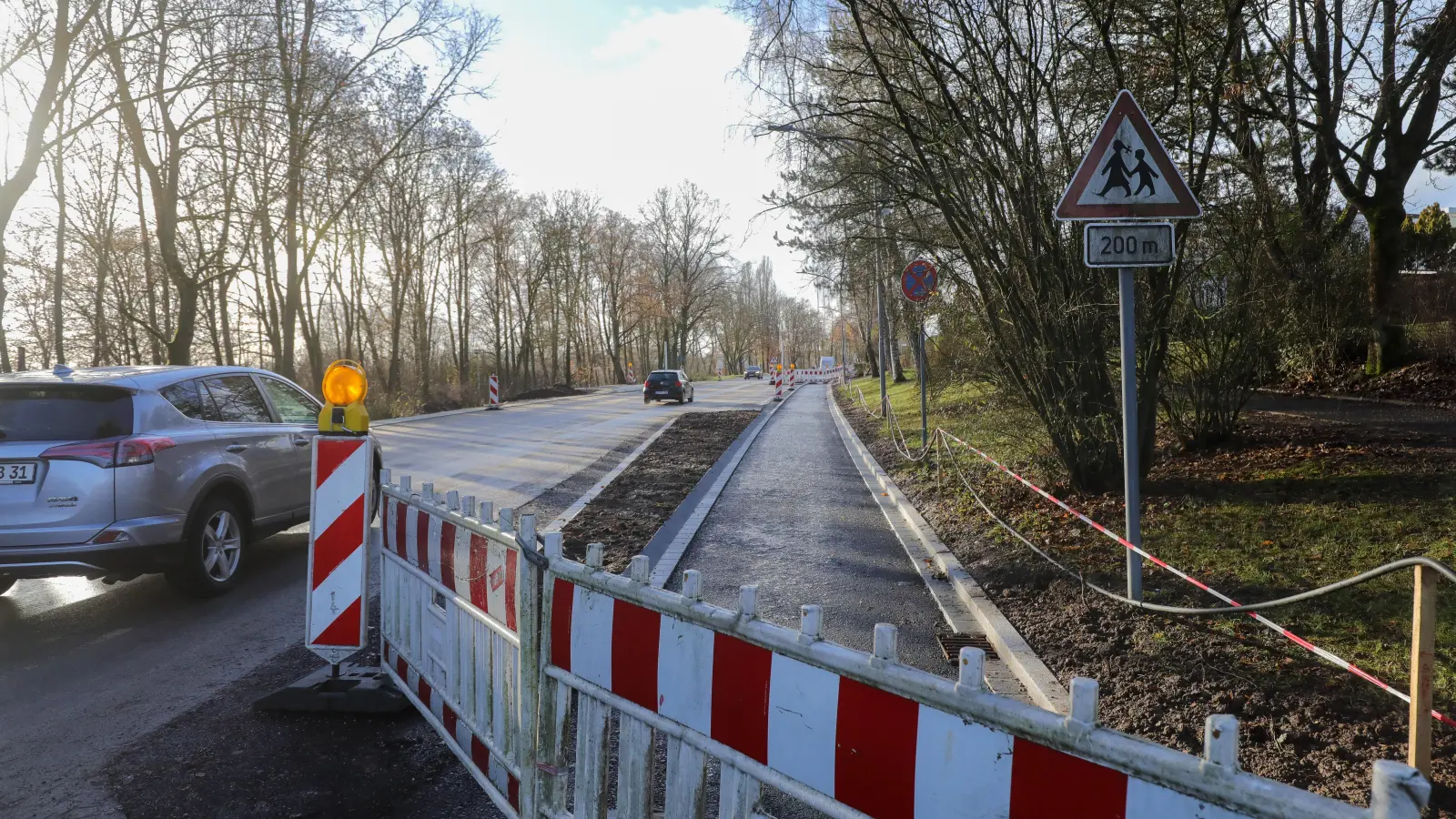 Die Köferinger Straße in Amberg wurde am 14. Dezember offiziell wieder für den Verkehr freigegeben. Nach der Winterpause geht der Straßenausbau nun aber weiter.  (Bild: Wolfgang Steinbacher)