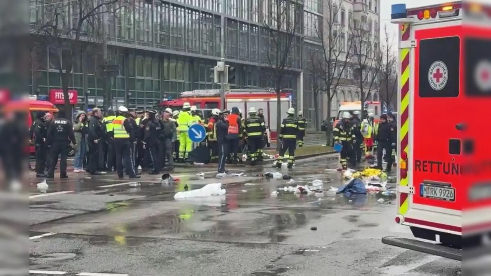 Rettungskräfte stehen in der Nähe des Einsatzortes. In der Münchner Innenstadt ist ein Fahrzeug in eine Menschengruppe gefahren. (Bild: Peter Kneffel)