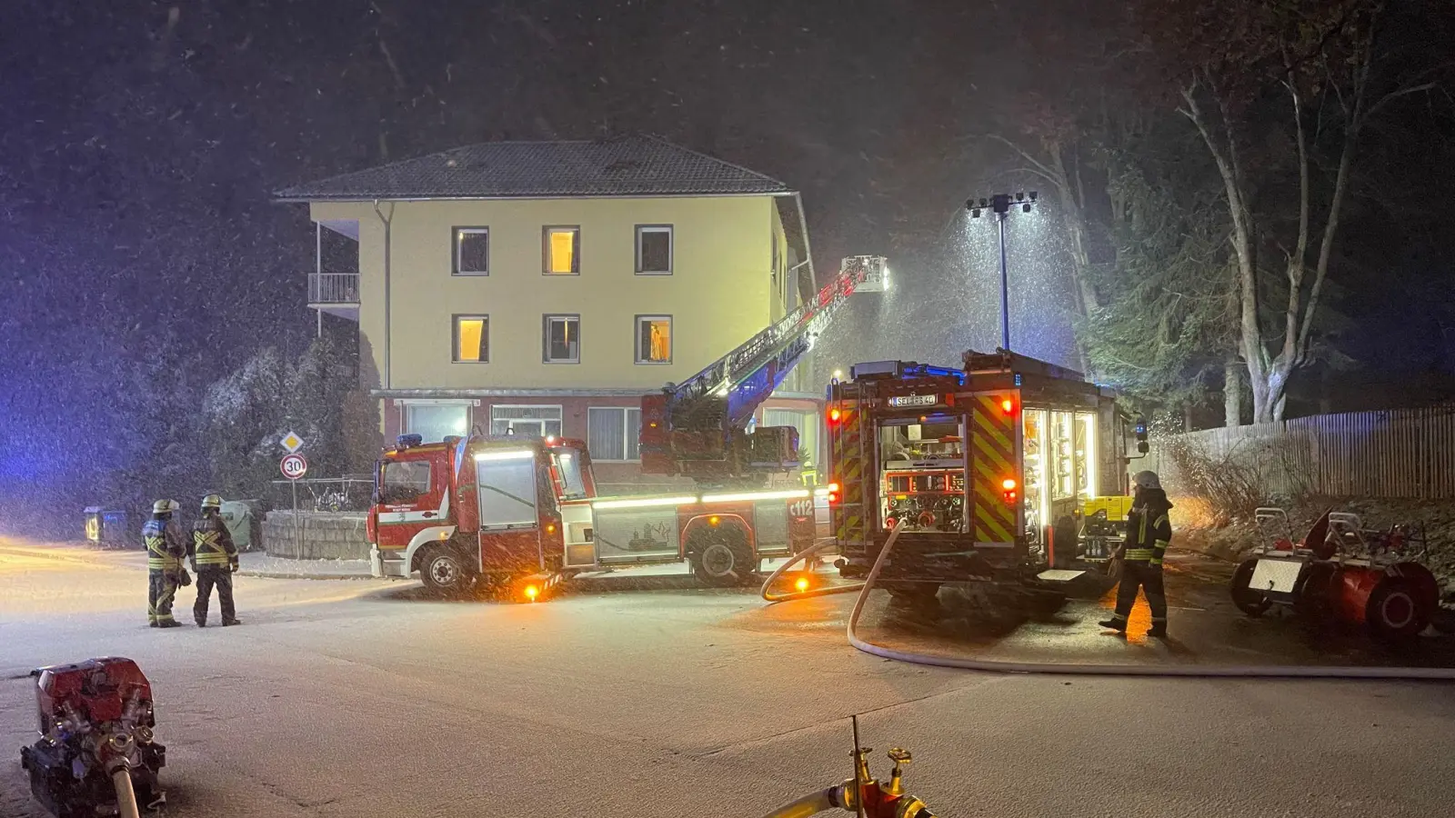 Die Feuerwehr bekämpft den Brand in einer Asylbewerberunterkunft im oberfränkischen Selb. (Bild: Fricke/NEWS5/dpa)