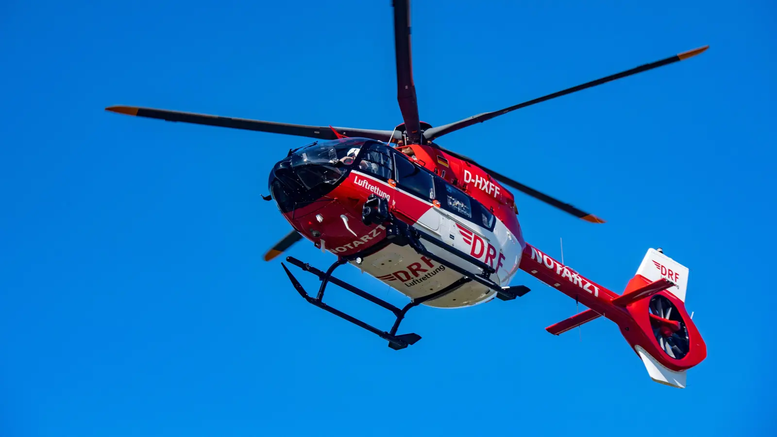 Ein Rettungshubschrauber musste die Verletzten ins Krankenhaus bringen. (Symbolbild: Stefan Sauer)