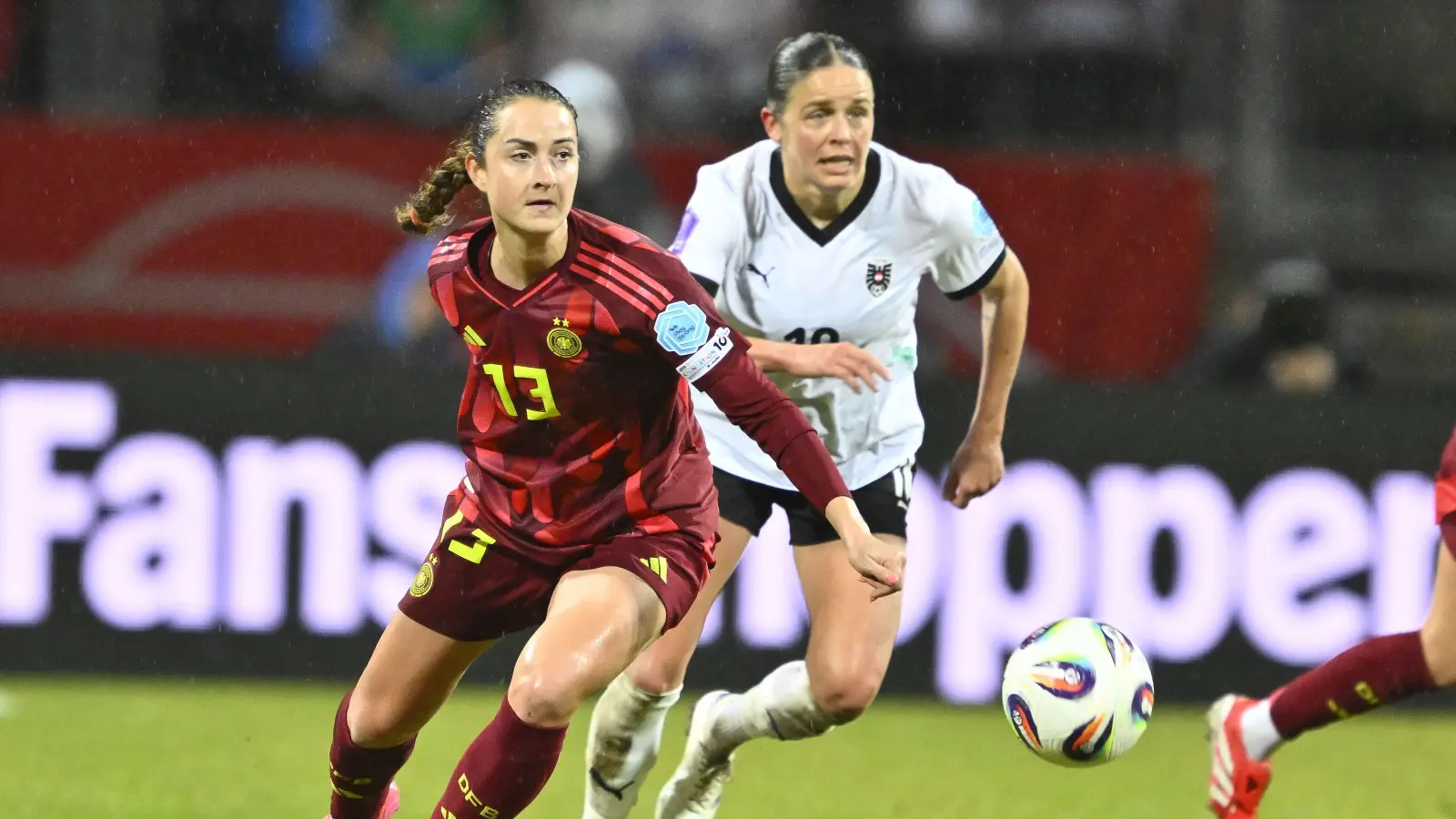 Sara Däbritz (links) ist vor Laura Feiersinger am Ball: Mit der Einwechslung der Ebermannsdorferin kam mehr Schwung ins deutsche Spiel gegen Österreich. (Bild: Sportfoto Zink/Wolfgang Zink)