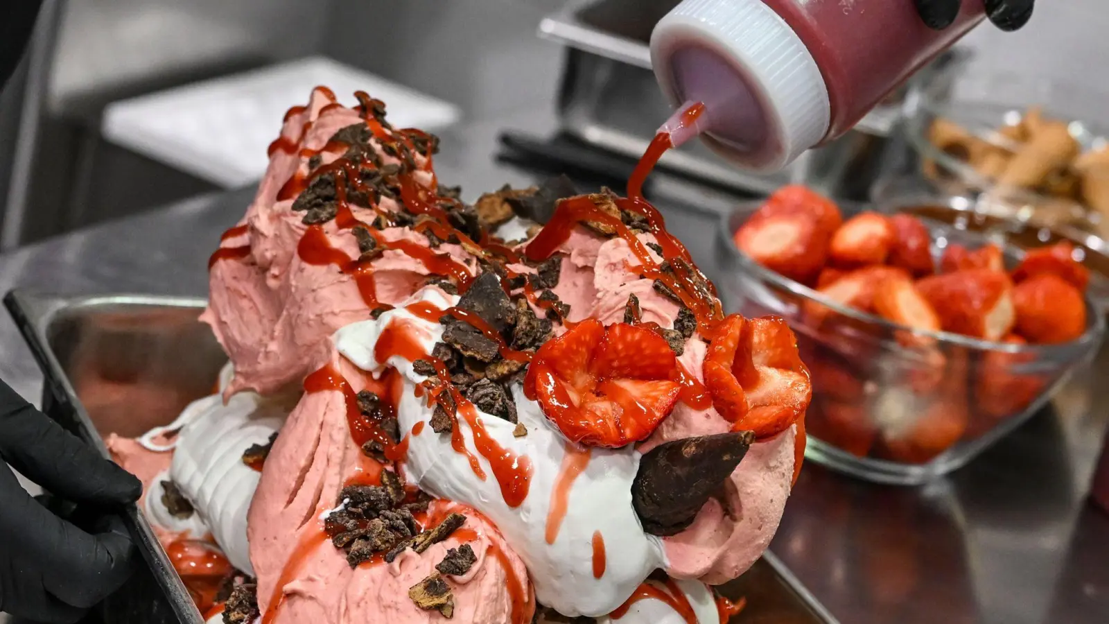 Pinocchio ist eine Melange aus Milcheis und Erdbeersorbet. (Bild: Jens Kalaene/dpa)