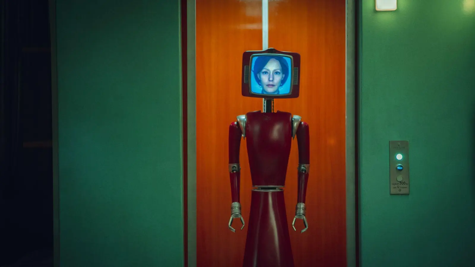 Roboter Cassandra (Lavinia Wilson) stammt aus einer anderen Zeit. (Bild: Sasha Ostrov/Netflix/dpa)