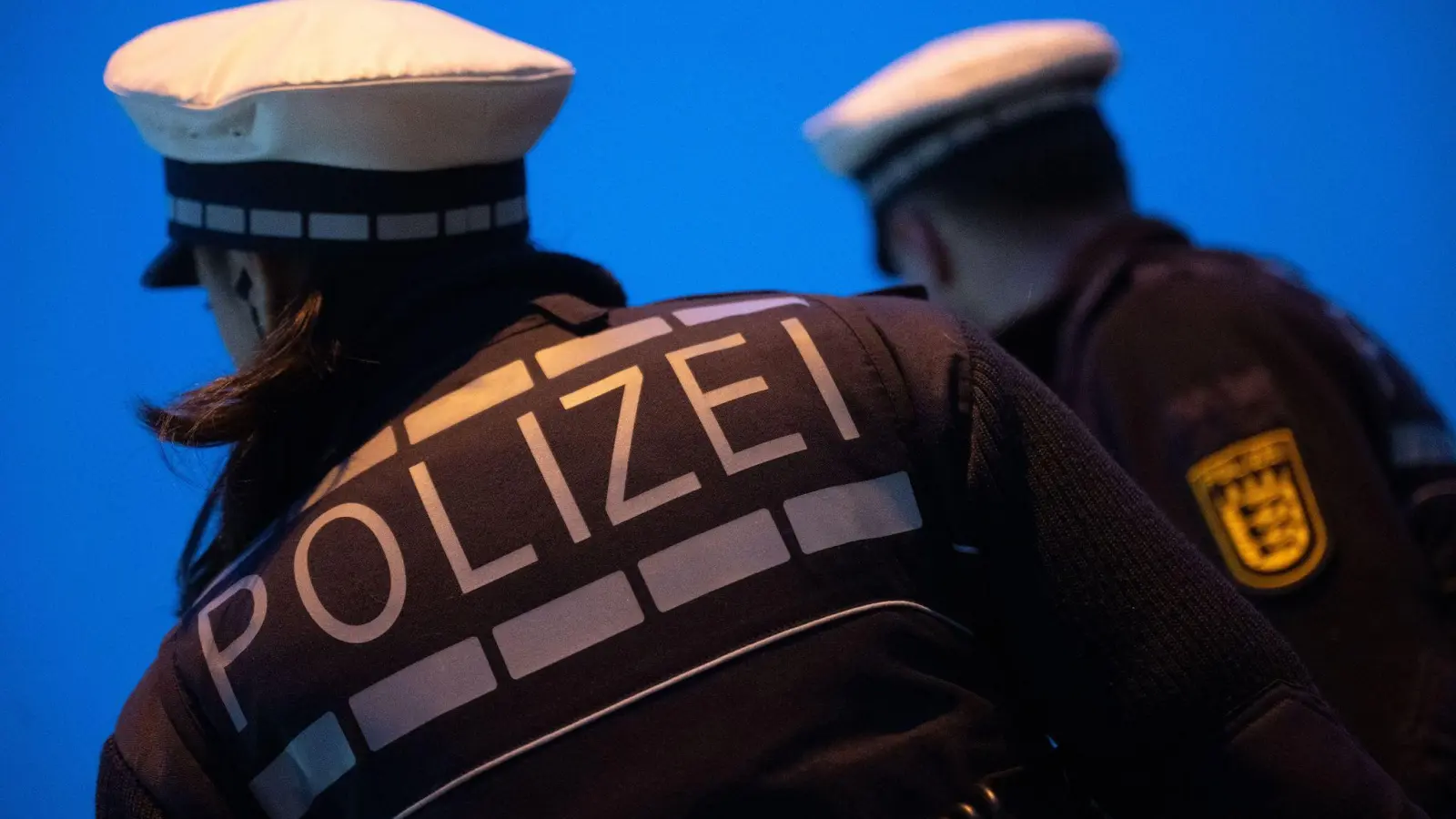 Mit einem aufbrausenden, laut schreienden Mann bekommt es eine Polizeistreife in der Nacht zum Sonntag in Amberg zu tun.  (Symbolbild: Marijan Murat/dpa/Symbolbild)