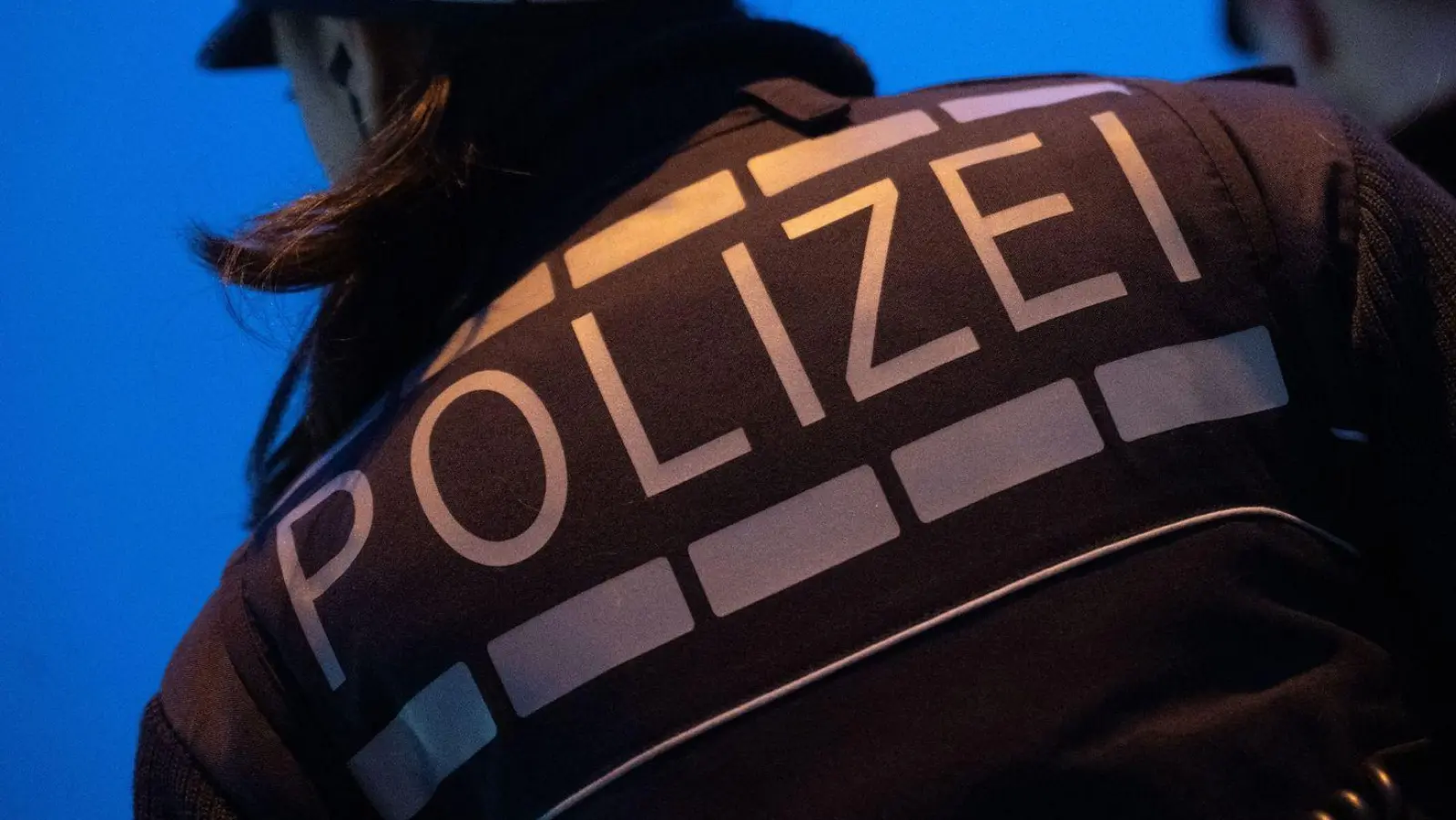 Mit einem aufbrausenden, laut schreienden Mann bekommt es eine Polizeistreife in der Nacht zum Sonntag in Amberg zu tun.  (Symbolbild: Marijan Murat/dpa/Symbolbild)