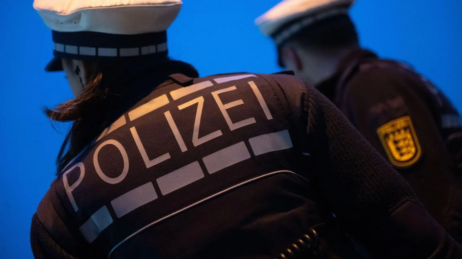 Ein 71-jähriger Mann wird in Amberg von einer Autofahrerin beleidigt. (Symbolbild: Marijan Murat/dpa/Symbolbild)