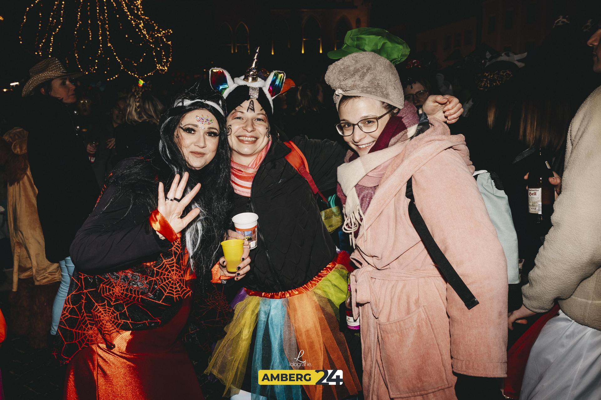 Amberger Hexennacht: Das war 2025 am Marktplatz los. Wir wünschen euch viel Spaß mit den Fotos.  (Bild: Leonie Hartung)