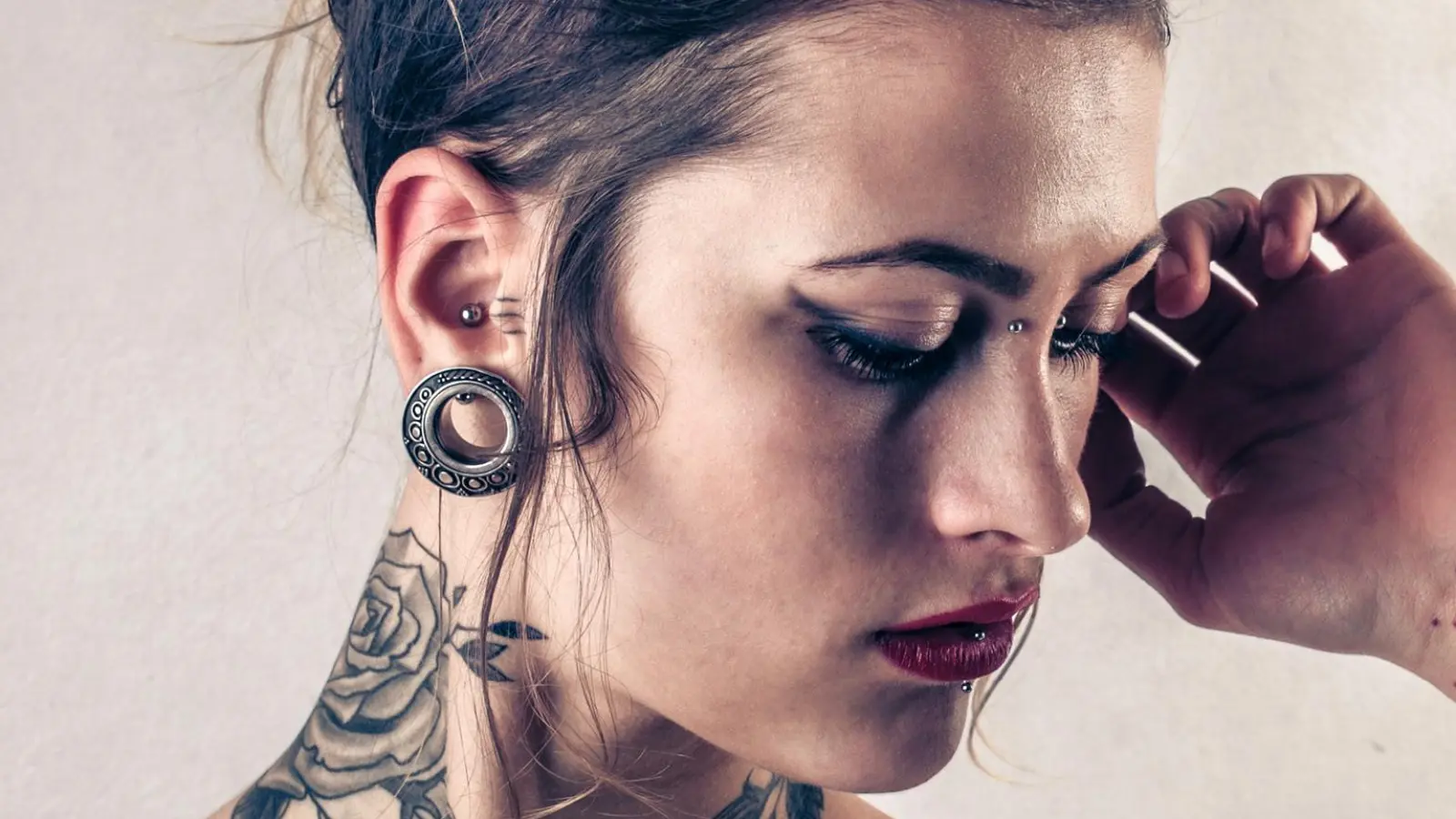 Bei einem Besuch im Piercing-Studio gibt es einiges zu beachten. (Bild: olly ? stock.adobe.com)