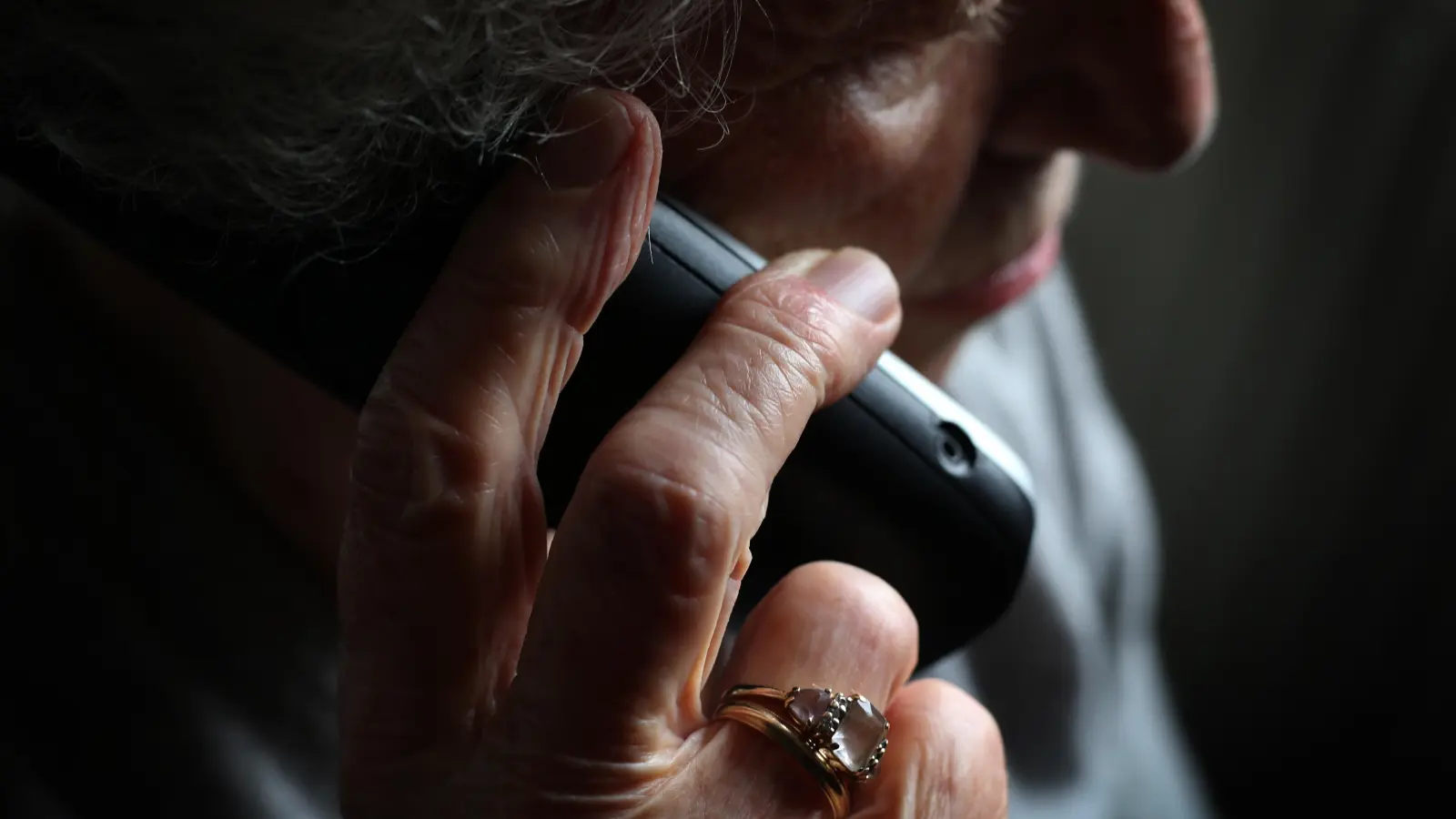 Hohe Summen ergaunern Telefon-Betrüger am Wochenende in Amberg und im Landkreis Schwandorf. (Bild: Karl-Josef Hildenbrand, dpa)