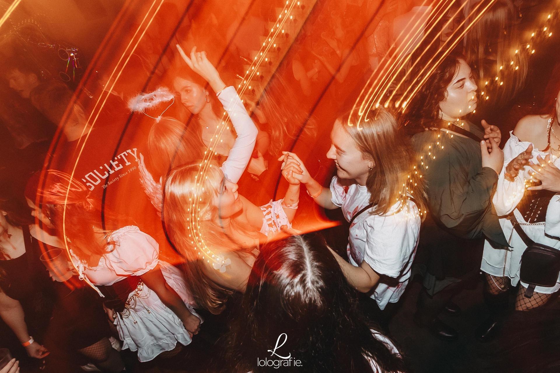 „Creepy Carneval” - das war das Motto der Halloween-Nacht im Casino. Und creepy waren auch viele der Partygäste mit ihren Verkleidungen. (Bild: Leonie Hartung)