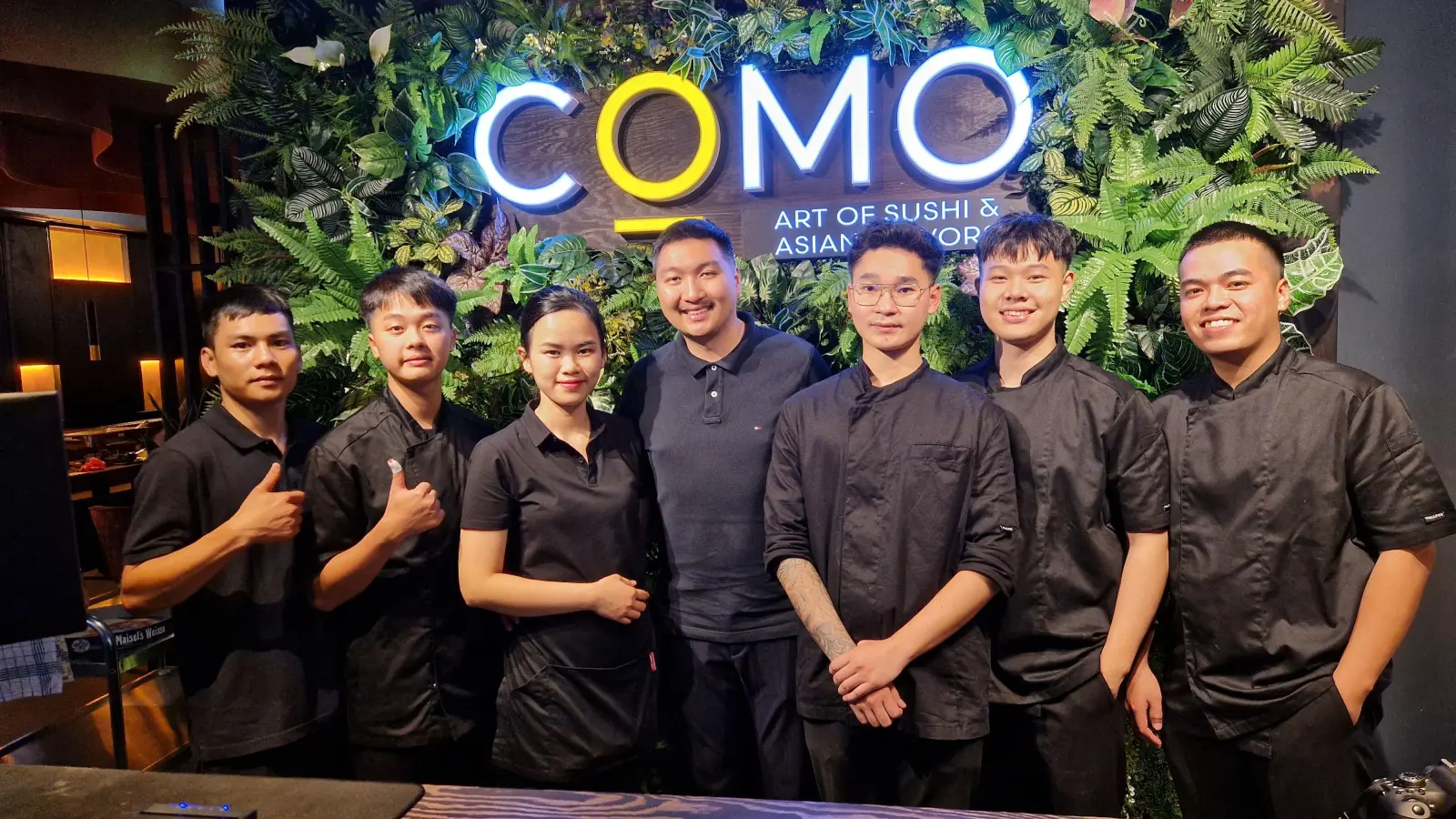 Chef Michael Hoang (Mitte) und seine Frau Thu mit Teilen des „Como”-Teams (von links, nur Vornamen): Phan, Trung, Duy Anh, Phuong und Dang. Nach langer Umbau- und Renovierungsphase steht bald die Eröffnung bevor. (Bild: Tobias Gräf)