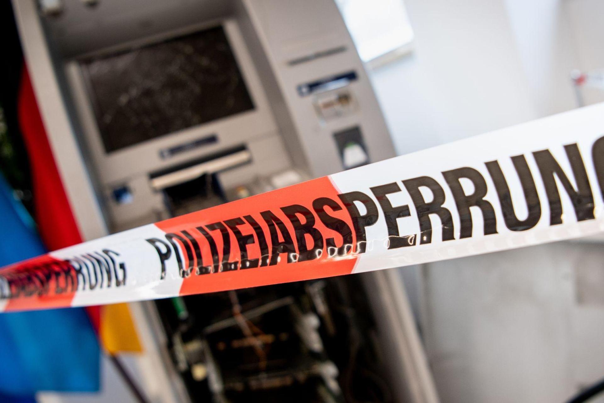 Erste Anzeichen weisen auf eine Sprengung des Automat hin.  (Bild: Matthias Balk/dpa/Symbolbild)