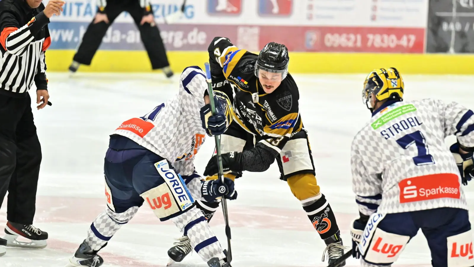 Nolan Gardiner (Mitte) vom ERSC Amberg beim Bully. (Bild: Hubert Ziegler)
