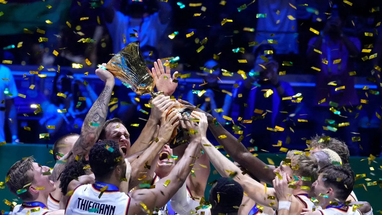 Die Deutsche Basketball-Nationalmannschaft feiert mit dem WM-Pokal. Im Finale besiegte das Team Serbien. (Bild: Michael Conroy/AP/dpa)