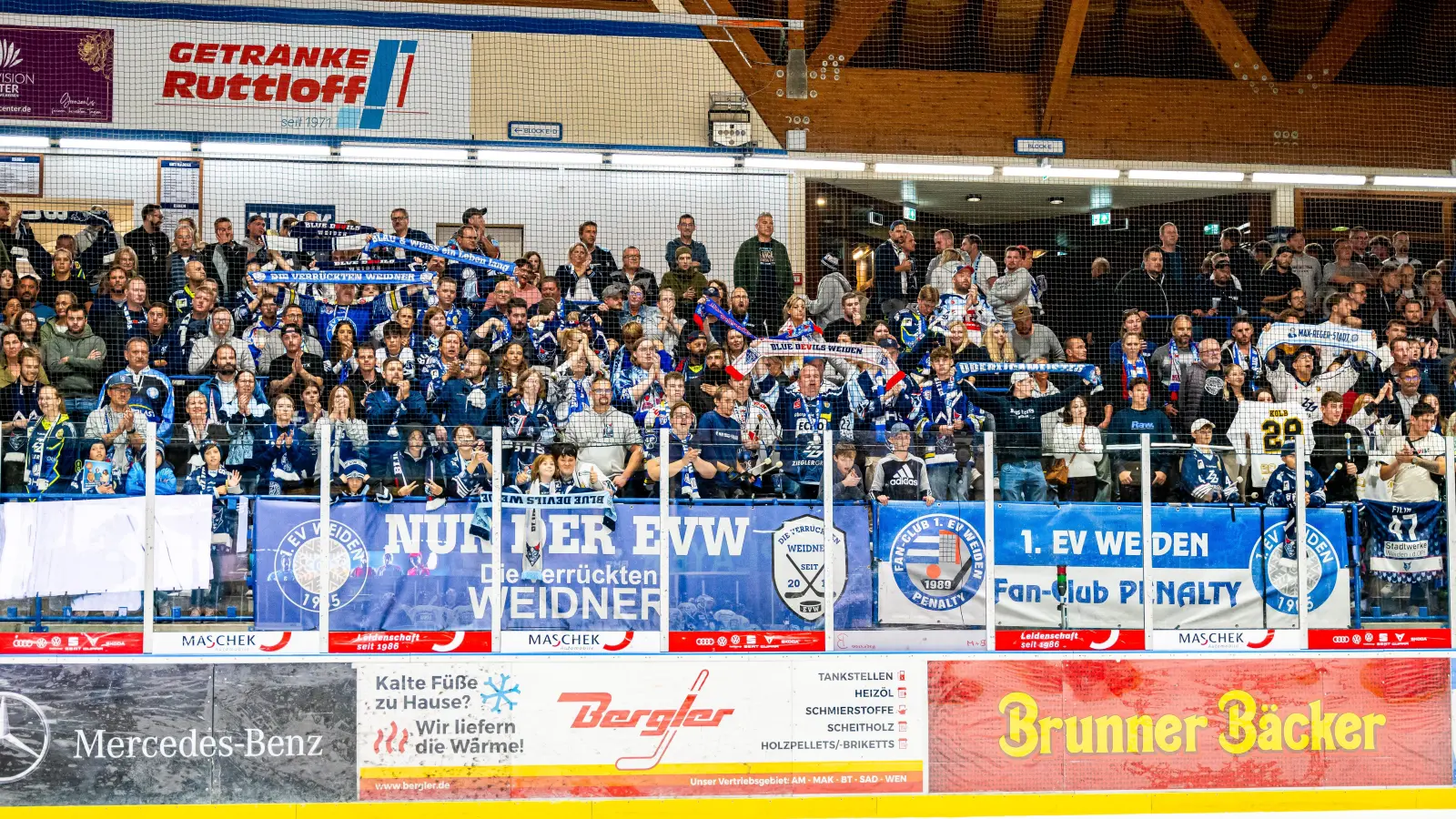 Das Heimspiel der Blue Devils Weiden am Sonntag gegen die Selber Wölfe ist bereits zwei Tage zuvor ausverkauft. (Bild: Elke Englmaier)