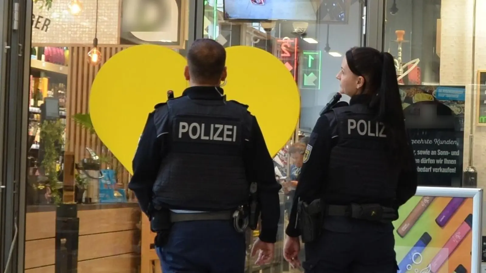 Eine Frau hat in Regensburg bei einer Kontrolle einen Polizisten gebissen. (Symbolbild: Bundespolizei)