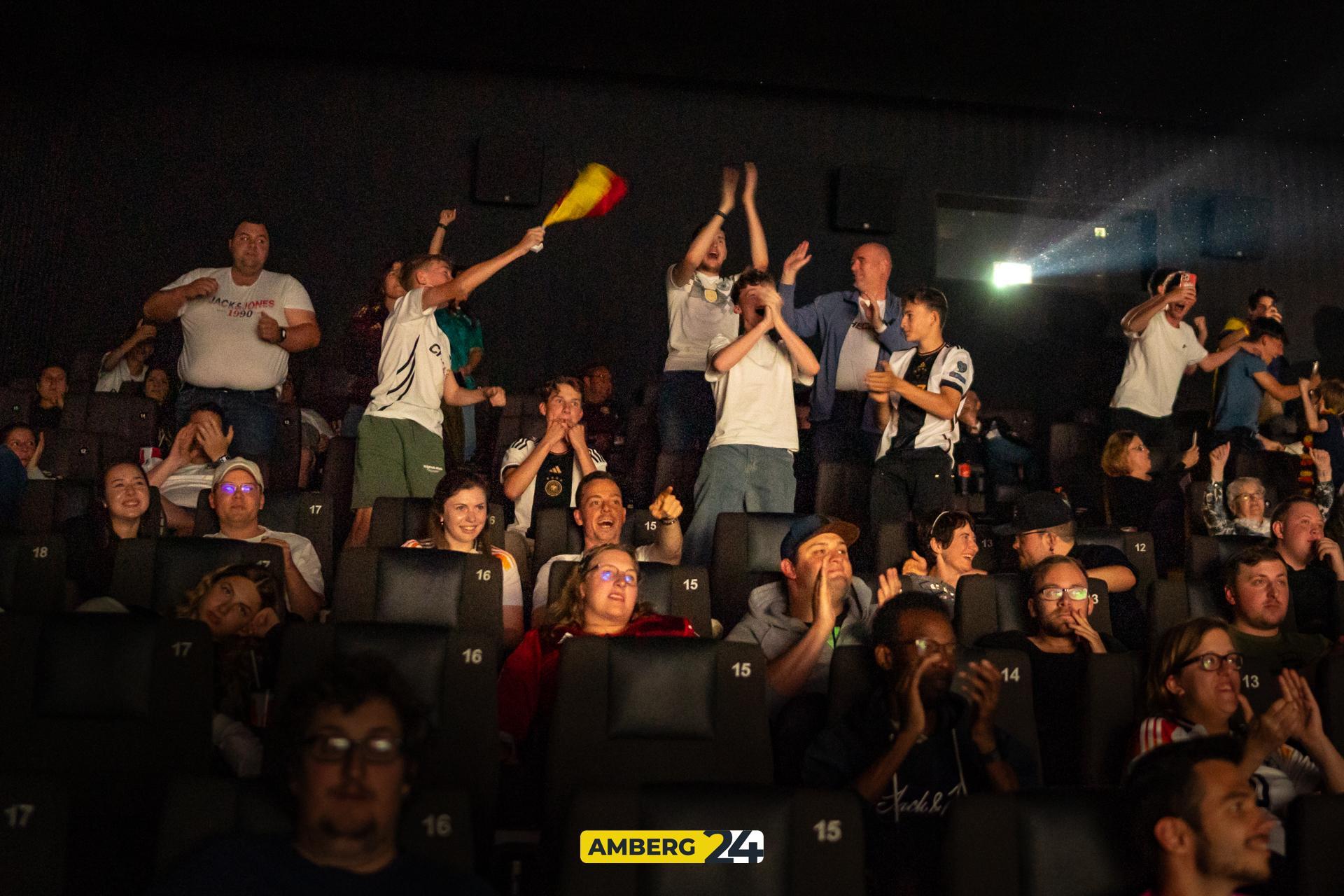 Beim Public Viewing in Amberg war schon ein bissl was los. So habt ihr den Sieg der Deutschen verfolgt. (Bild: Fotografie Lako)