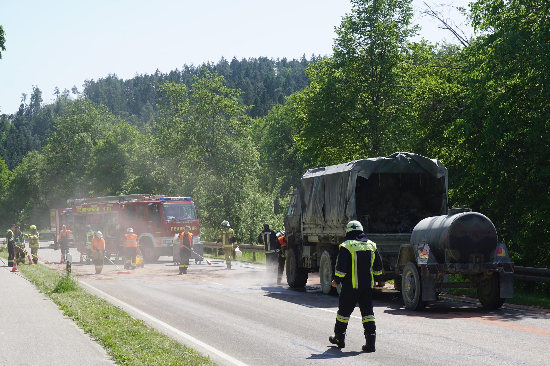 Auf der Vilstalstraße kurz vor Ensdorf hat kurz ein US-Militärlaster gebrannt. (Bild: jut)