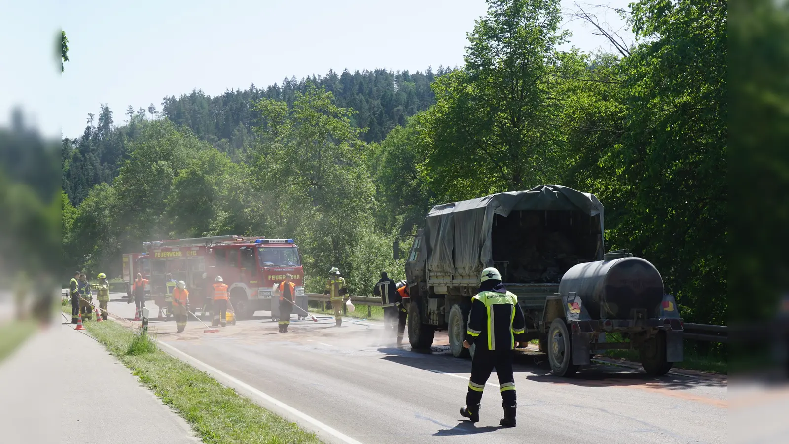 Auf der Vilstalstraße kurz vor Ensdorf hat kurz ein US-Militärlaster gebrannt. (Bild: jut)