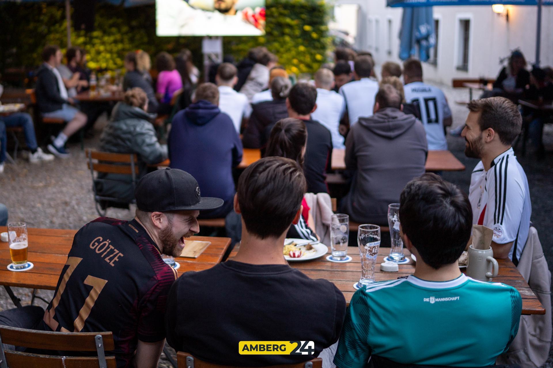 Beim Public Viewing in Amberg war schon ein bissl was los. So habt ihr den Sieg der Deutschen verfolgt. (Bild: Fotografie Lako)