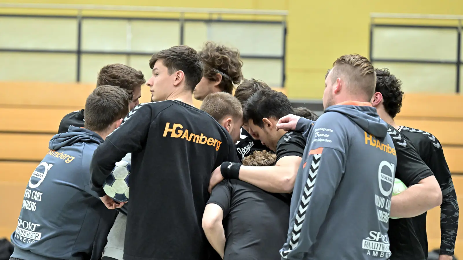 Die Spieler der HG Amberg stimmen sich auf das Gastspiel des TV Altdorf ein. (Archivbild: Hubert Ziegler)