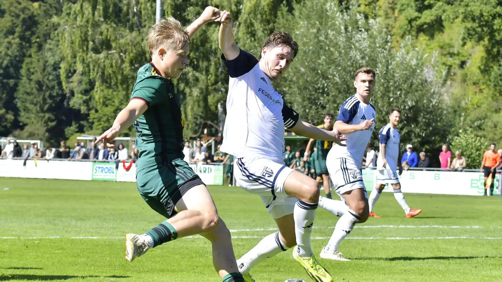 Härtetest gegen Bayernligisten: Trainer Tobias Rösl fordert von Michael Janner (links) und der DJK Ammerthal eine deutliche Leistungssteigerung gegen den SSV Jahn Regensburg II.  (Bild: Hubert Ziegler)