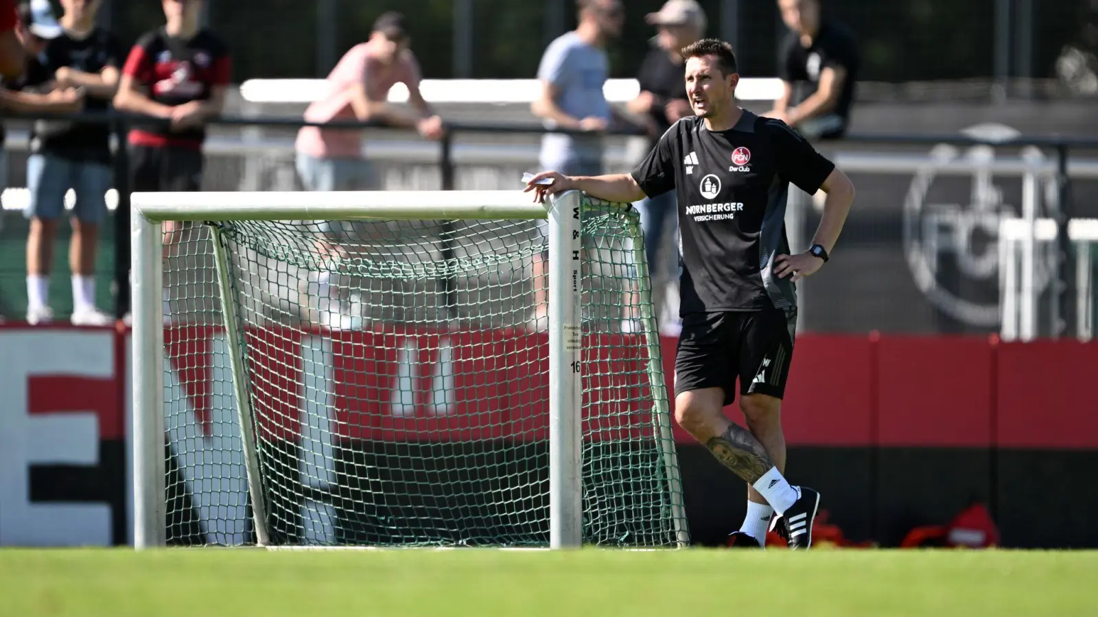 Miroslav Klose feiert ein Wiedersehen mit einer italienischen Mannschaft. (Bild: Federico Gambarini/dpa)