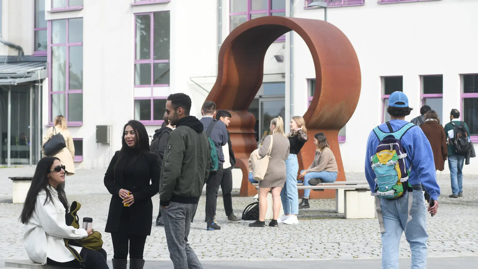Eine Szene vom OTH Campus in Weiden. Studenten ohne EU-Pass sollen hier künftig Studentengebühren bezahlen. (Archivbild: Gabi Schönberger)