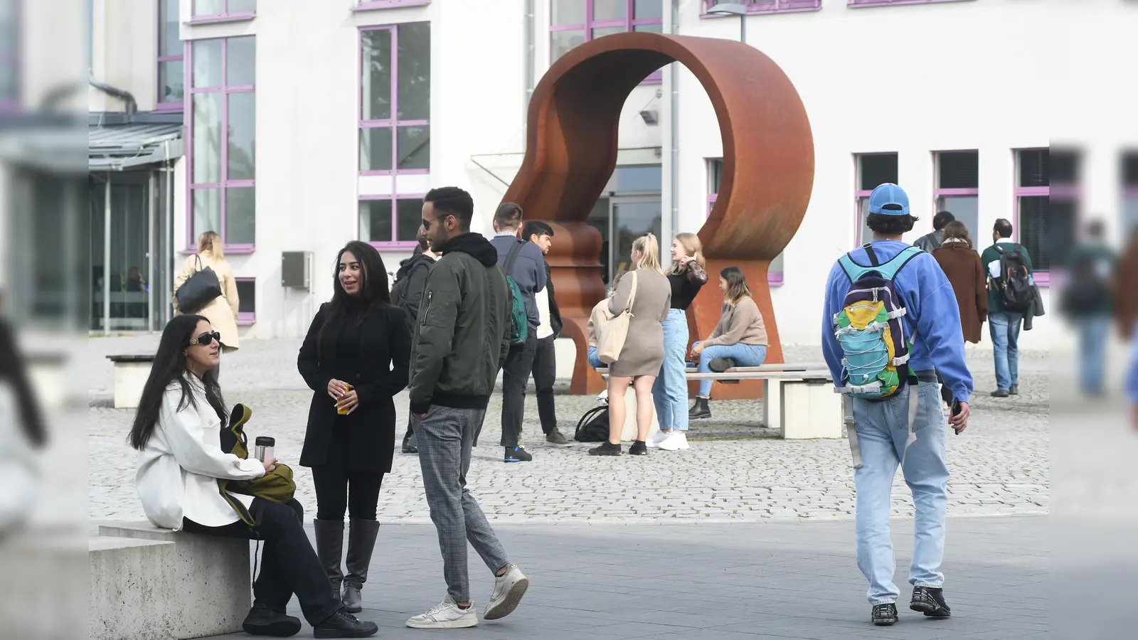 500 Studierende aus 90 Nationen versammelten sich in Weiden zur Feier der internationalen Vielfalt an der OTH. (Bild: Archiv/Gabi Schönberger)