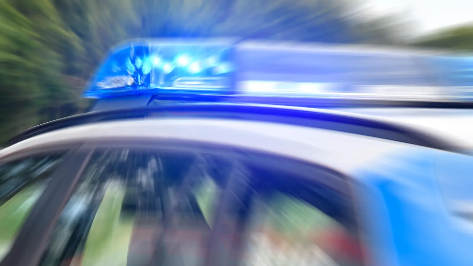 Ein mit Blaulicht und Martinshorn fahrendes Einsatzmotorrad ist in Amberg gerammt worden.  (Symbolbild: Petra Hartl)