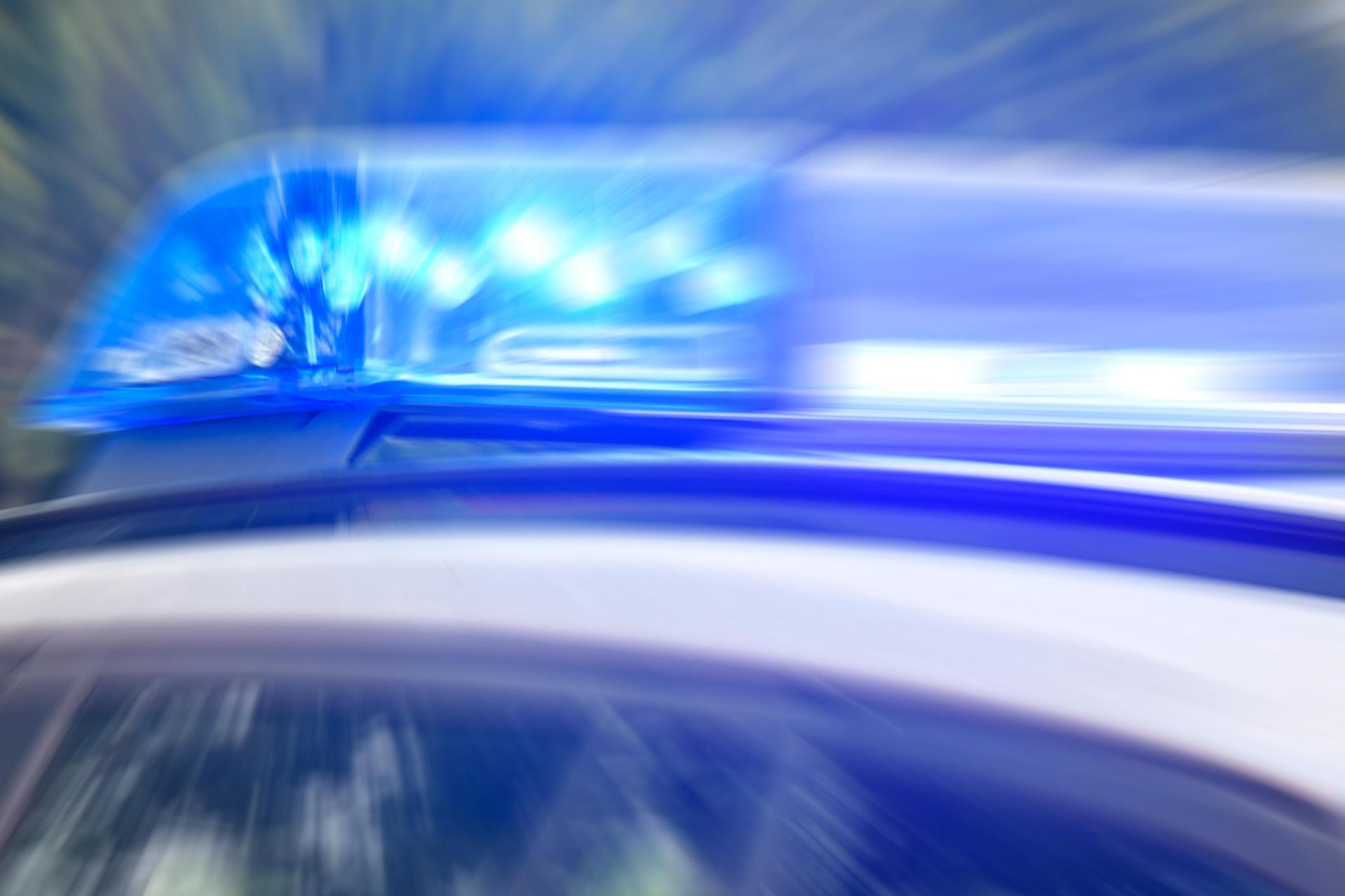 Polizeibeamte aus Sulzbach-Rosenberg rückten am Samstagabend zu einem Unfall ins Birgland aus. (Symbolbild: Petra Hartl)