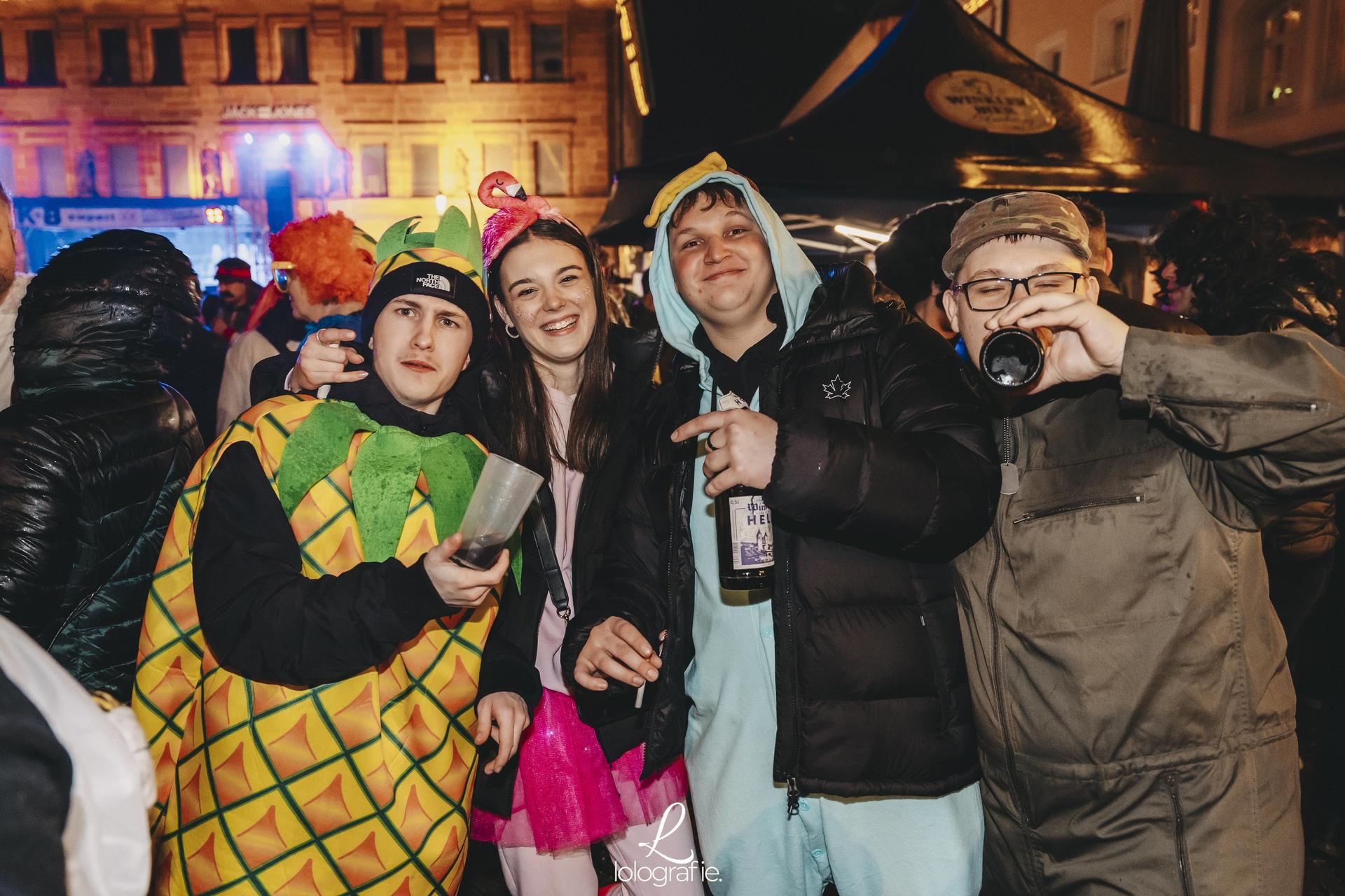 Hexennacht in Amberg. Die Fotos vom Weiberfasching am Marktplatz, exklusiv auf Amberg24.de (Bild: Lolografie)