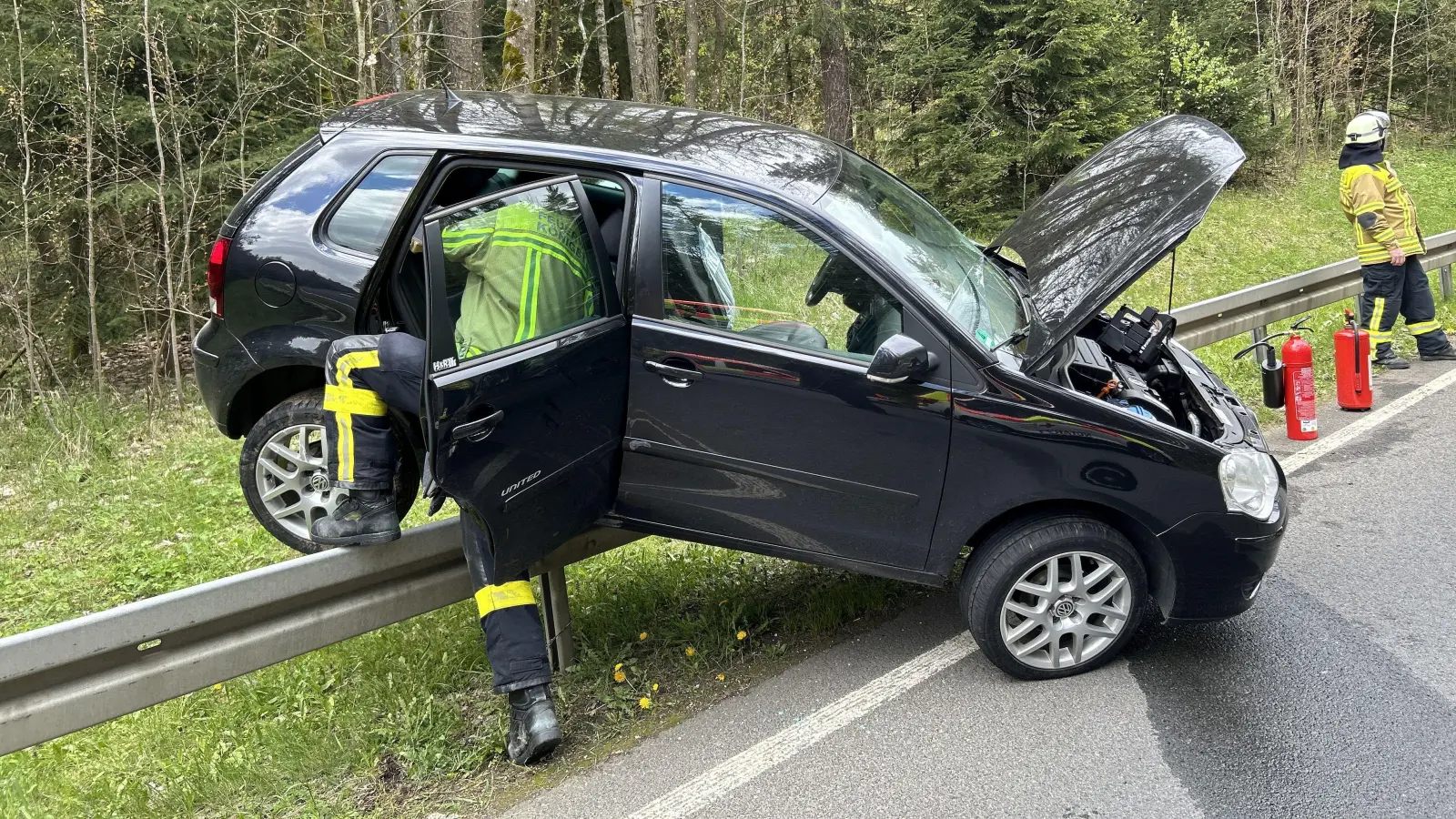 Auf einer Leitplanke an der B 85 landete ein beteiligtes Auto nach einem Unfall bei Edelsfeld.  (Bild: Polizeiinspektion Sulzbach-Rosenberg/exb)